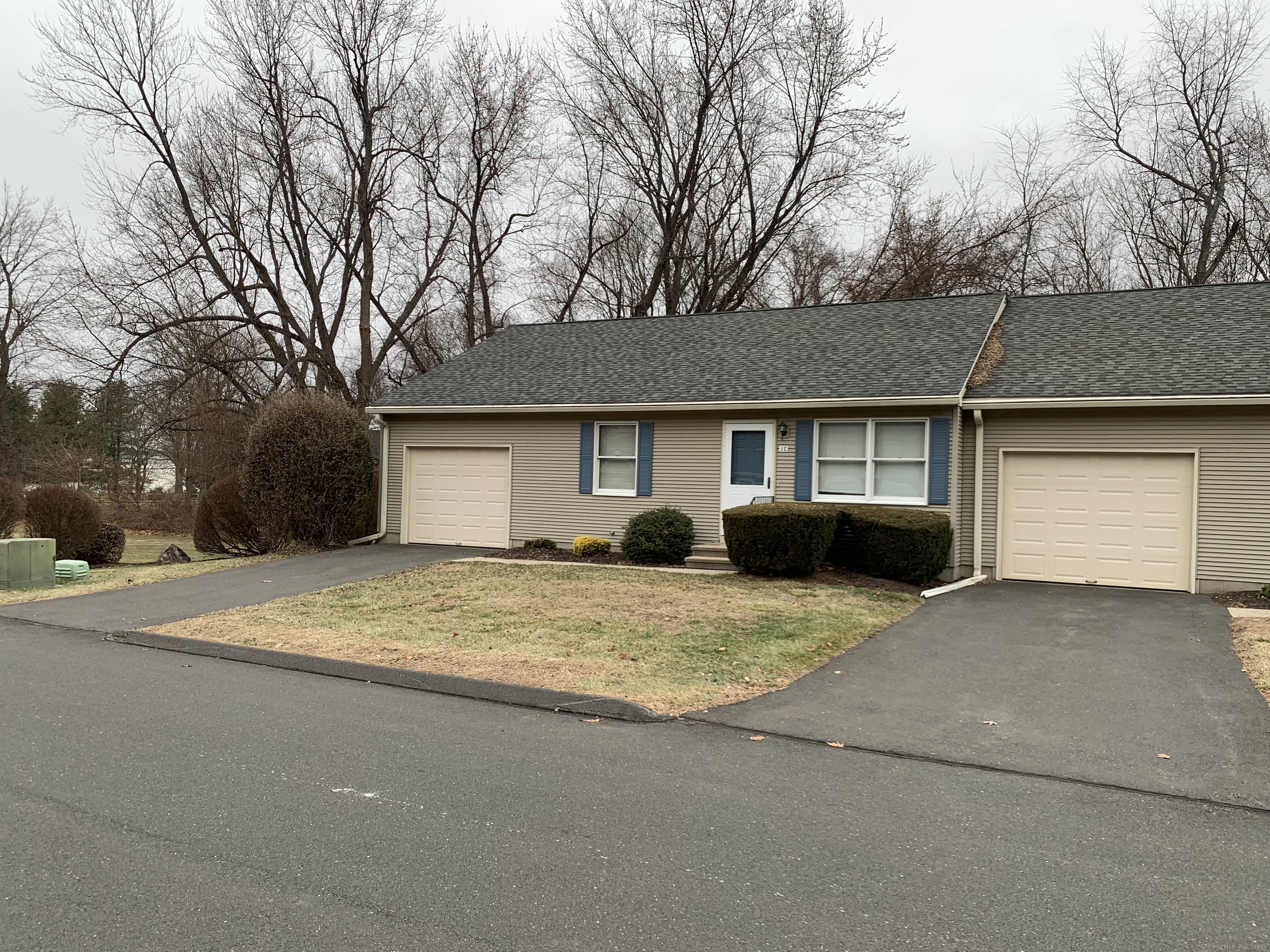 102 N Maple Street Apt 1C, Enfield, Connecticut - 2 Bedrooms  
1 Bathrooms  
4 Rooms - 