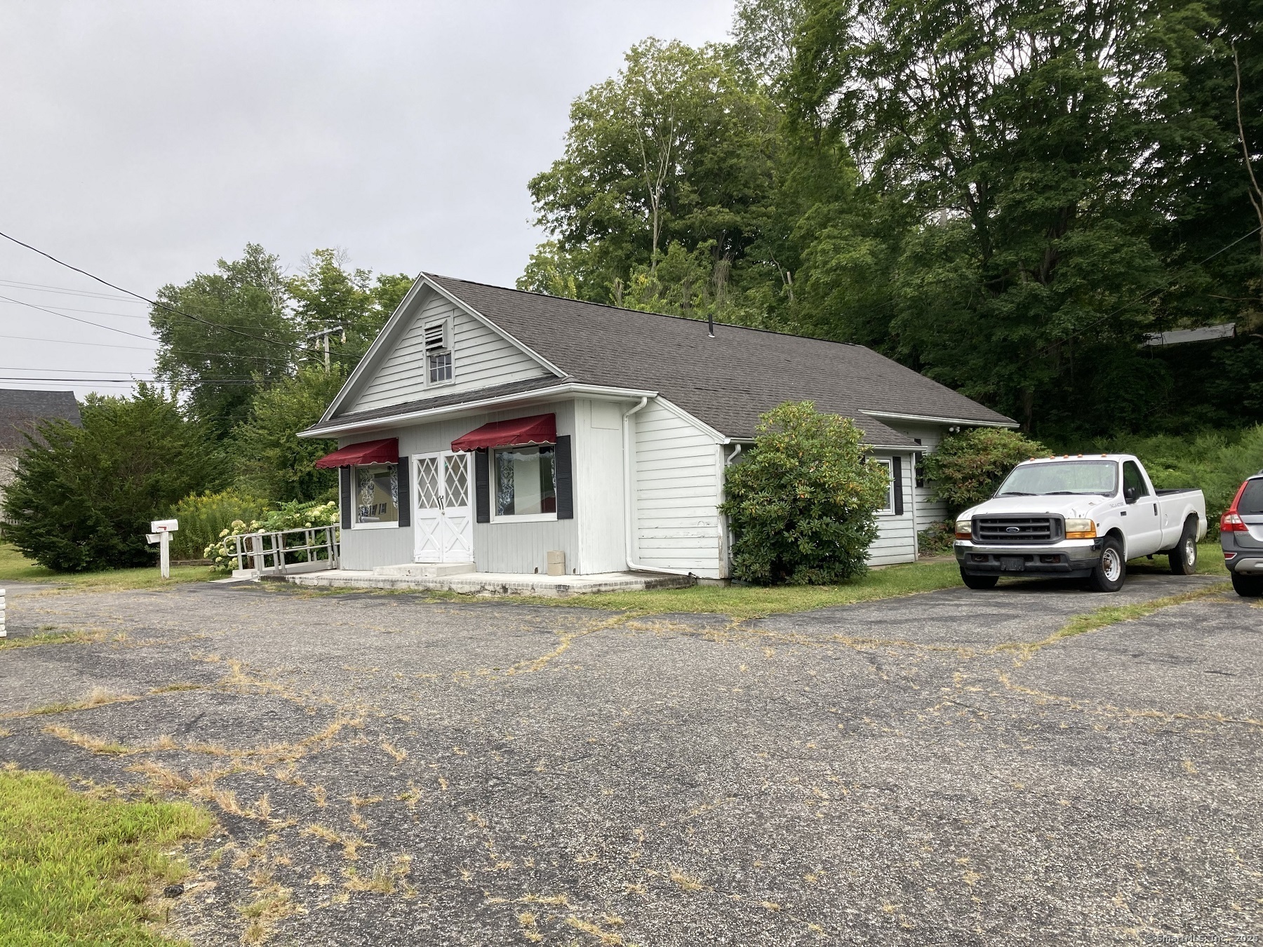1595 Hartford New London Turnpike