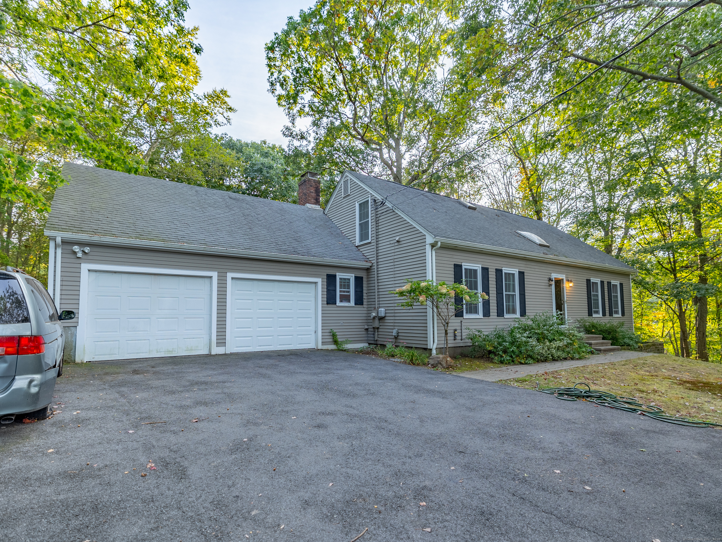 Stony Brook Terrace, Shelton, Connecticut - 4 Bedrooms  
2 Bathrooms  
8 Rooms - 