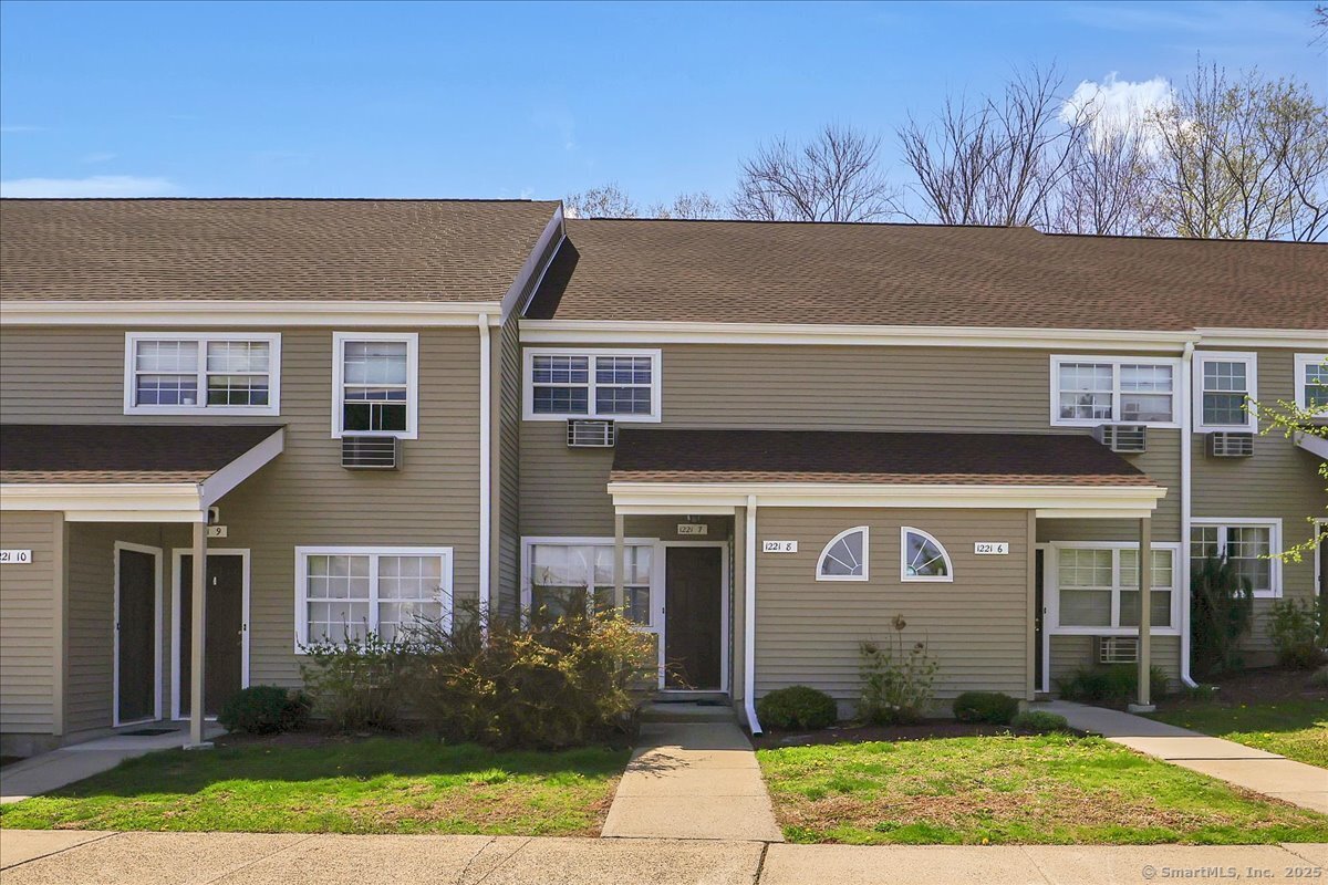 Washington Street Apt 8, Middletown, Connecticut - 2 Bedrooms  
1 Bathrooms  
4 Rooms - 