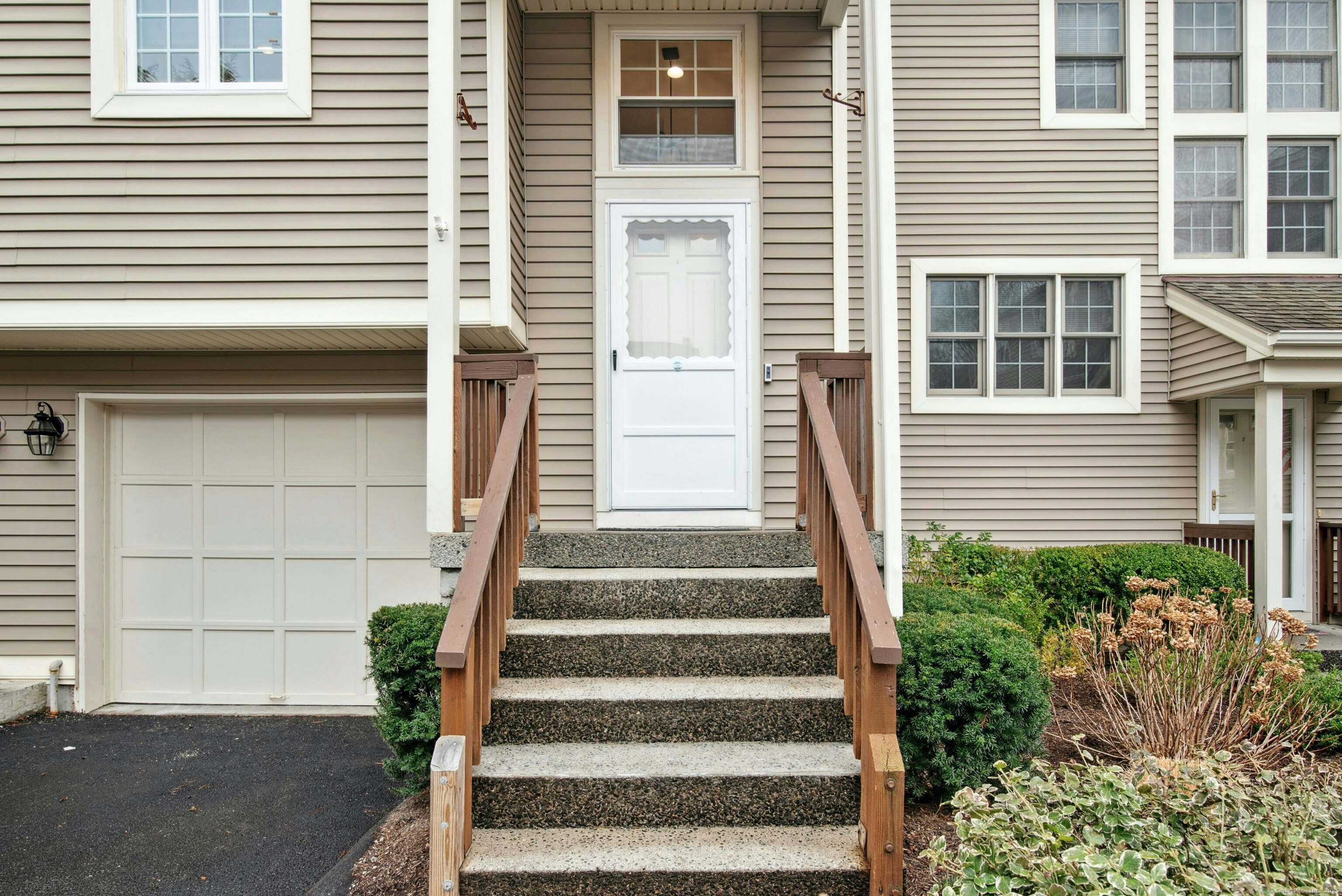 1113 Foxboro Drive 1113, Norwalk, Connecticut - 2 Bedrooms  
2.5 Bathrooms  
5 Rooms - 