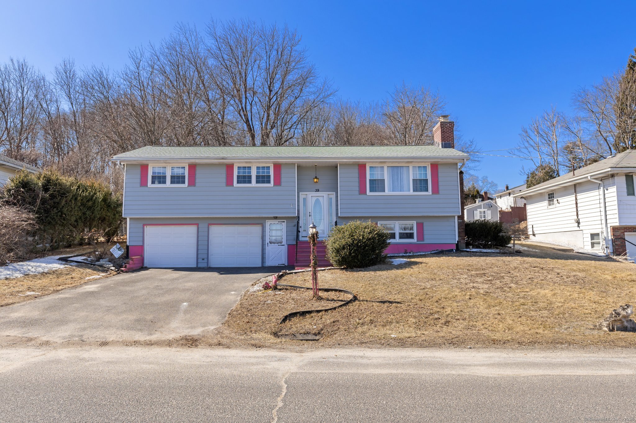 Greenfield Avenue, Waterbury, Connecticut - 3 Bedrooms  
2 Bathrooms  
6 Rooms - 