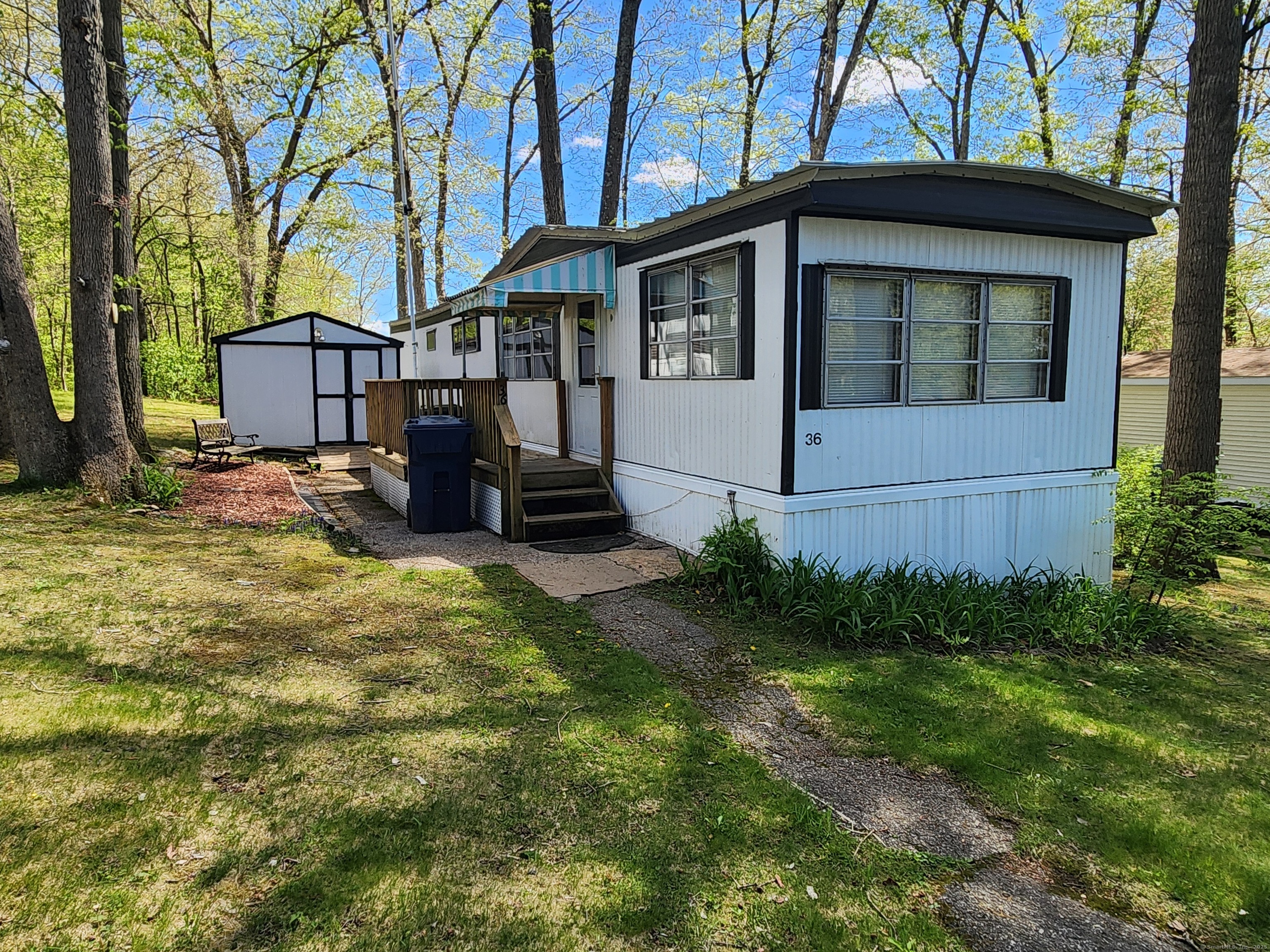 Fairway Drive, Windham, Connecticut - 2 Bedrooms  
1 Bathrooms  
4 Rooms - 