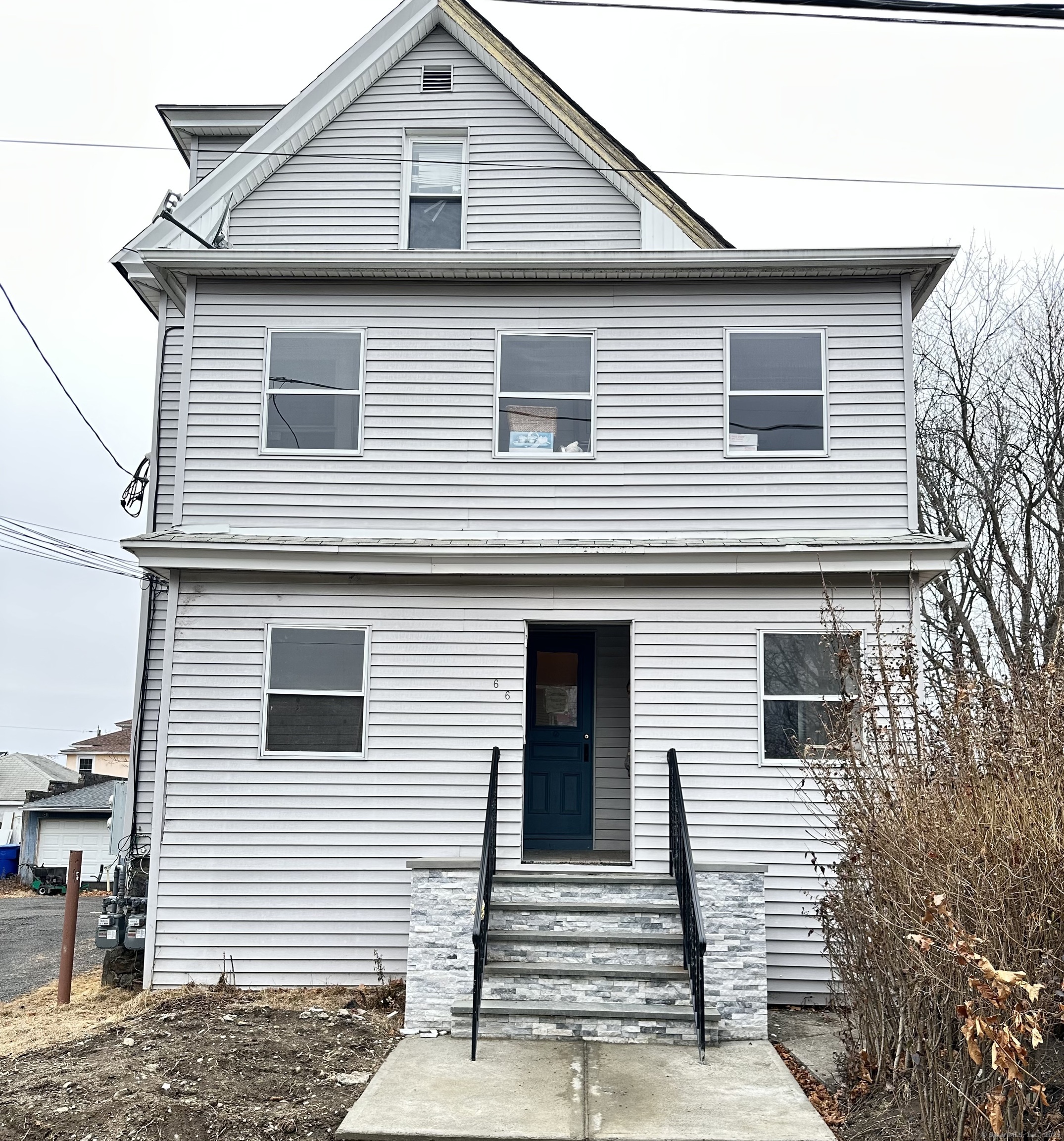 Avon Avenue 1, Waterbury, Connecticut - 2 Bedrooms  
1 Bathrooms  
5 Rooms - 