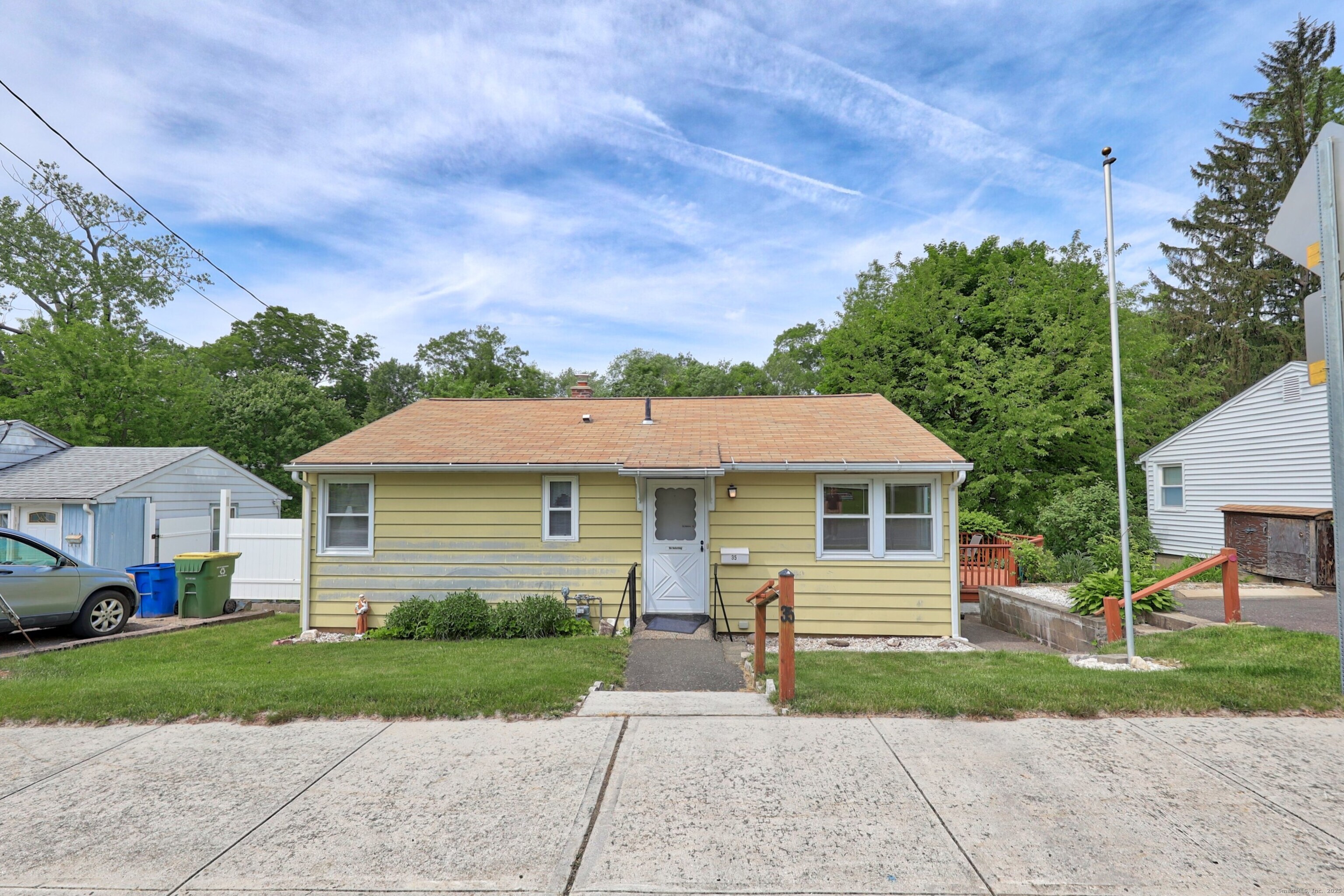 Brookview Avenue, Waterbury, Connecticut - 3 Bedrooms  
1 Bathrooms  
5 Rooms - 