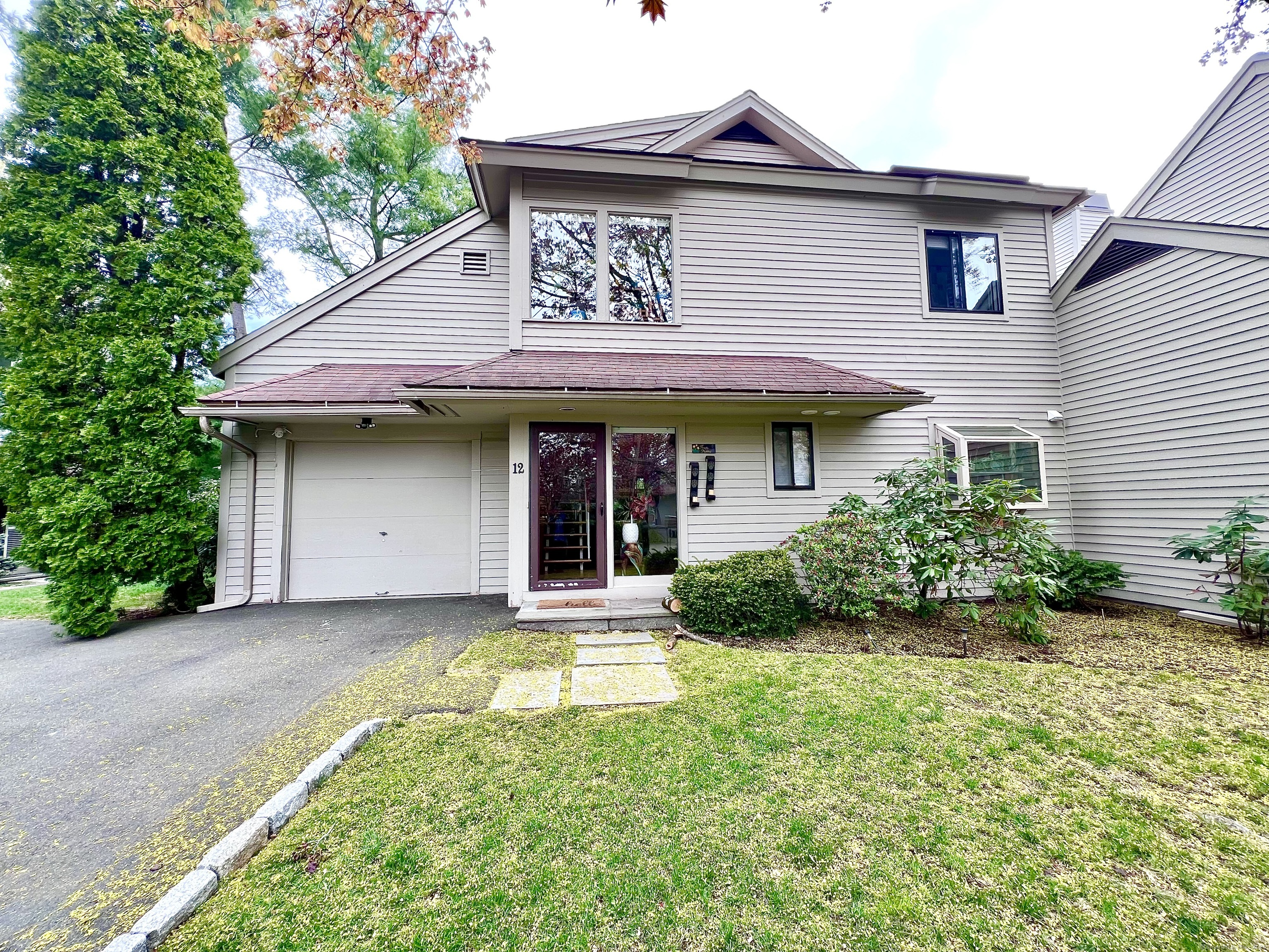 Strawberry Hill Avenue Apt 12, Stamford, Connecticut - 2 Bedrooms  
3 Bathrooms  
7 Rooms - 