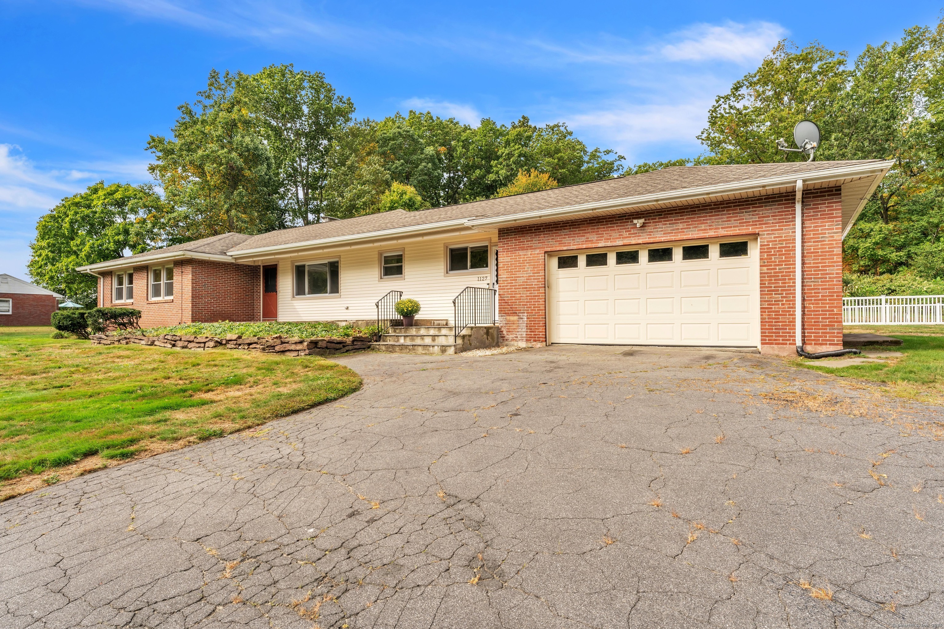 East Street, Suffield, Connecticut - 3 Bedrooms  
2 Bathrooms  
7 Rooms - 