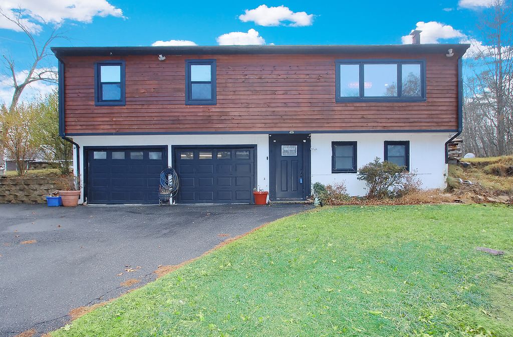 Photo of 5 Deer Trail, Newtown, CT 06482 (MLS # 24141836)