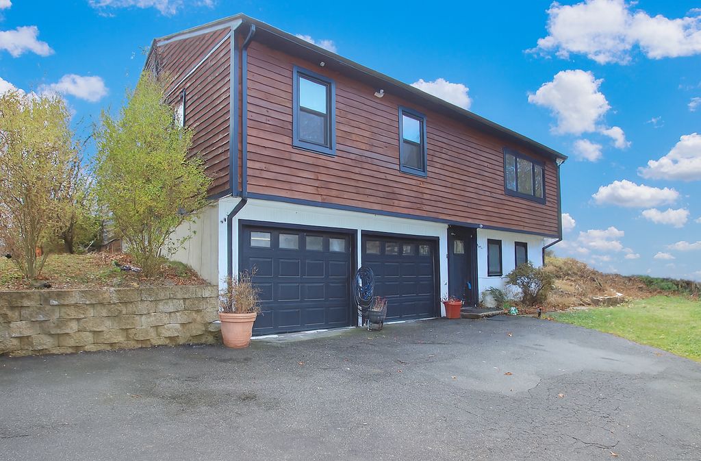 Photo of 5 Deer Trail, Newtown, CT 06482 (MLS # 24141836)