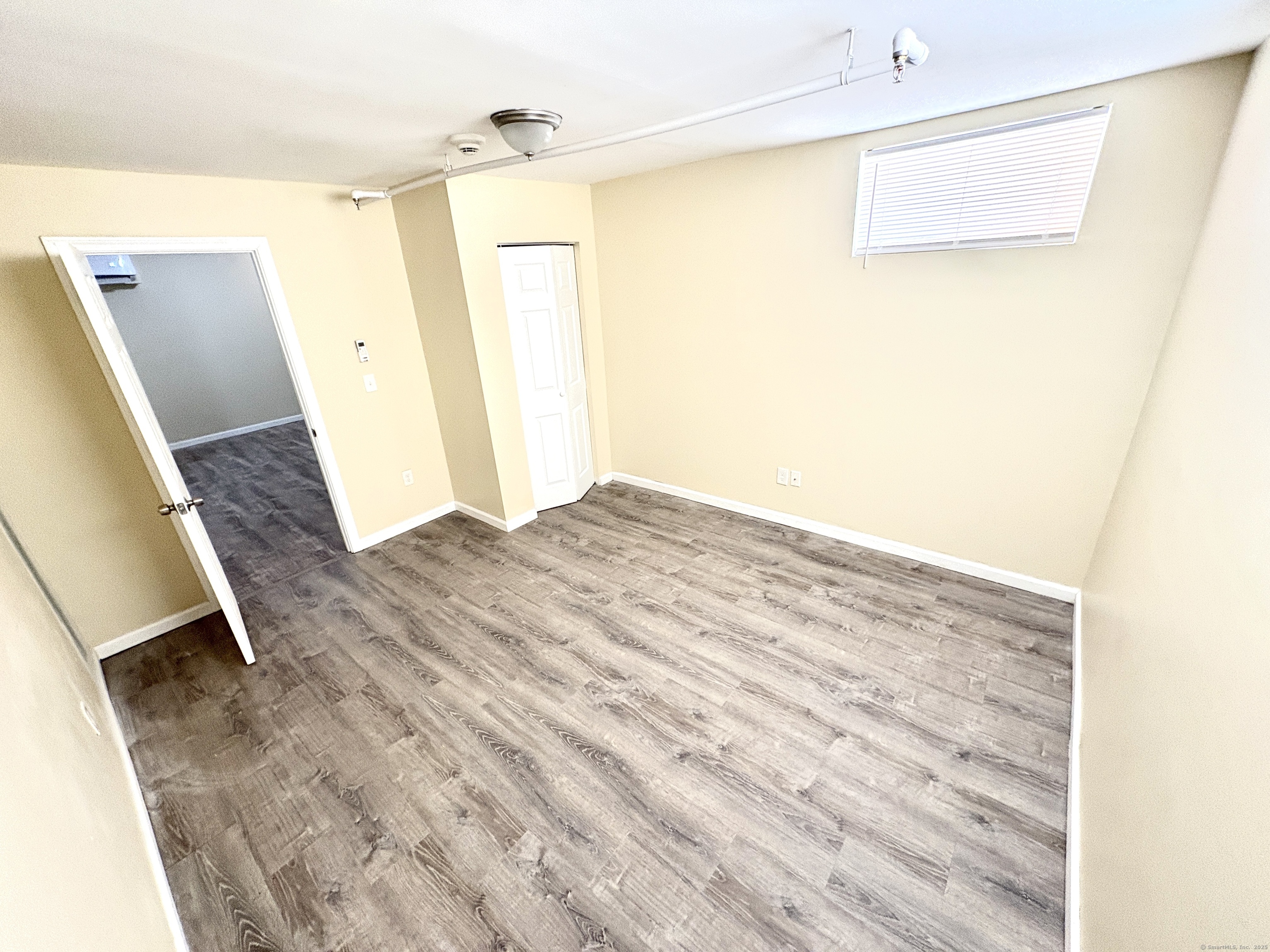 W Main Street 1E, Waterbury, Connecticut - 1 Bedrooms  
1 Bathrooms  
2 Rooms - 