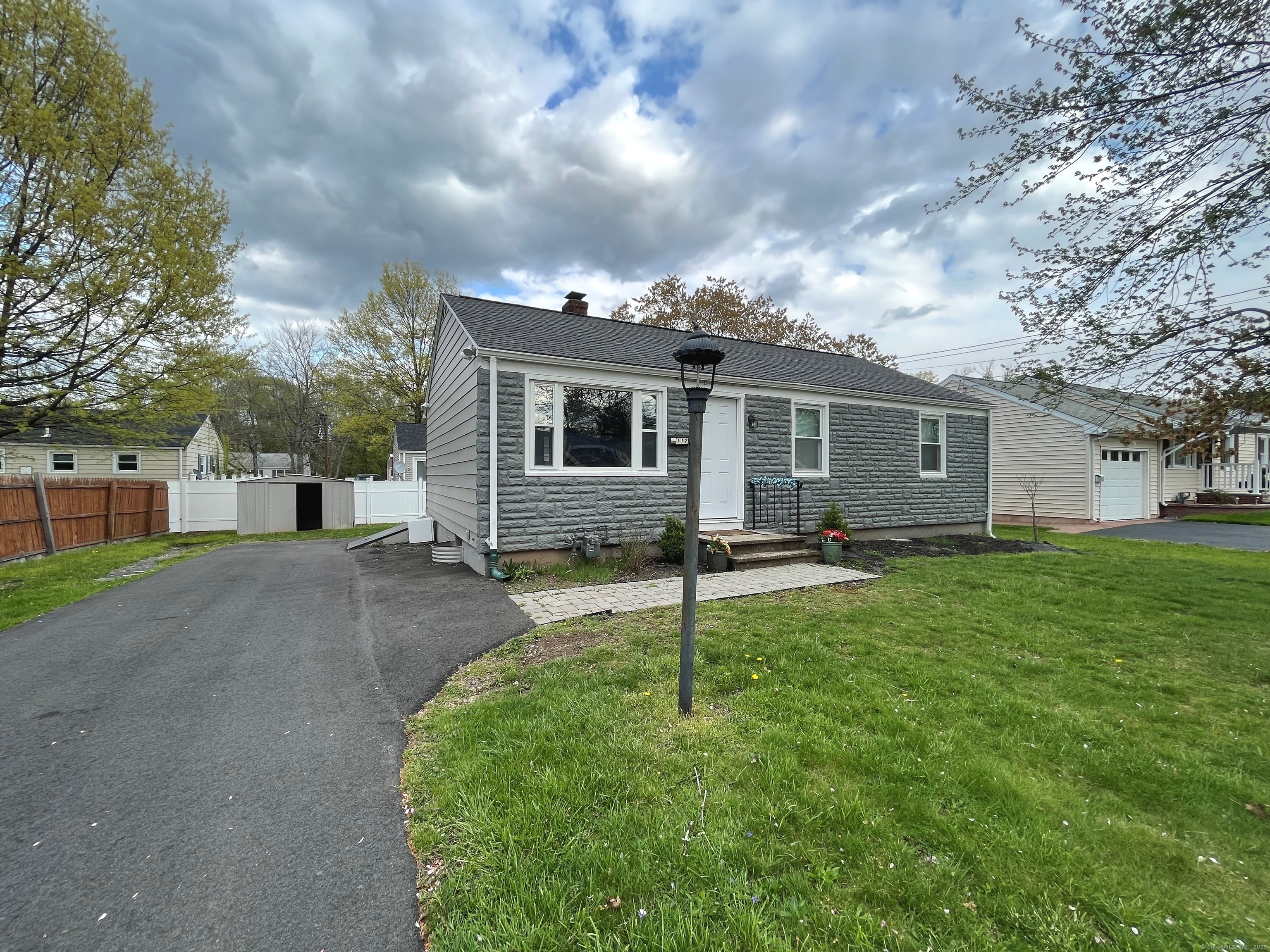 Rental Property at Brookside Circle, Wethersfield, Connecticut - Bedrooms: 3 
Bathrooms: 1 
Rooms: 5  - $2,450 MO.