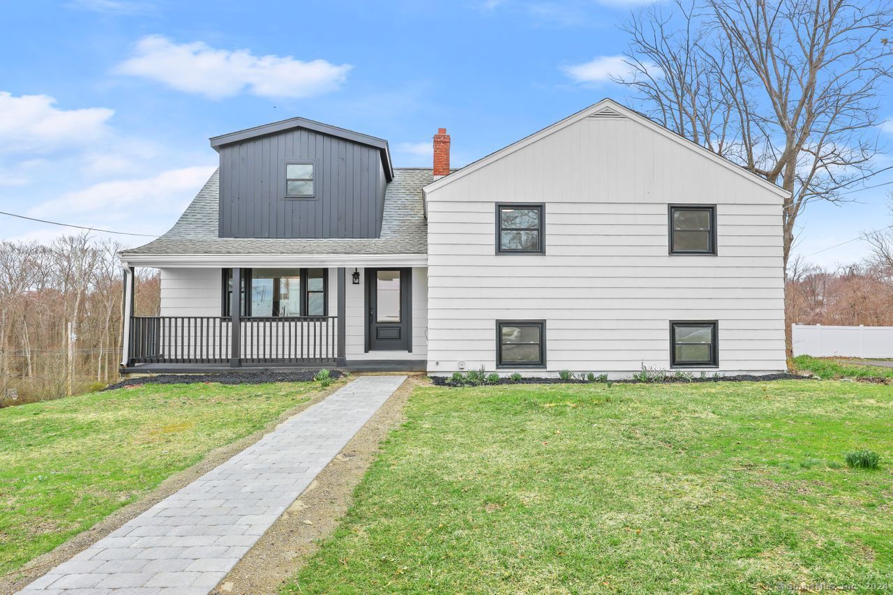 Ridgewood Drive, Milford, Connecticut - 5 Bedrooms  
3 Bathrooms  
9 Rooms - 