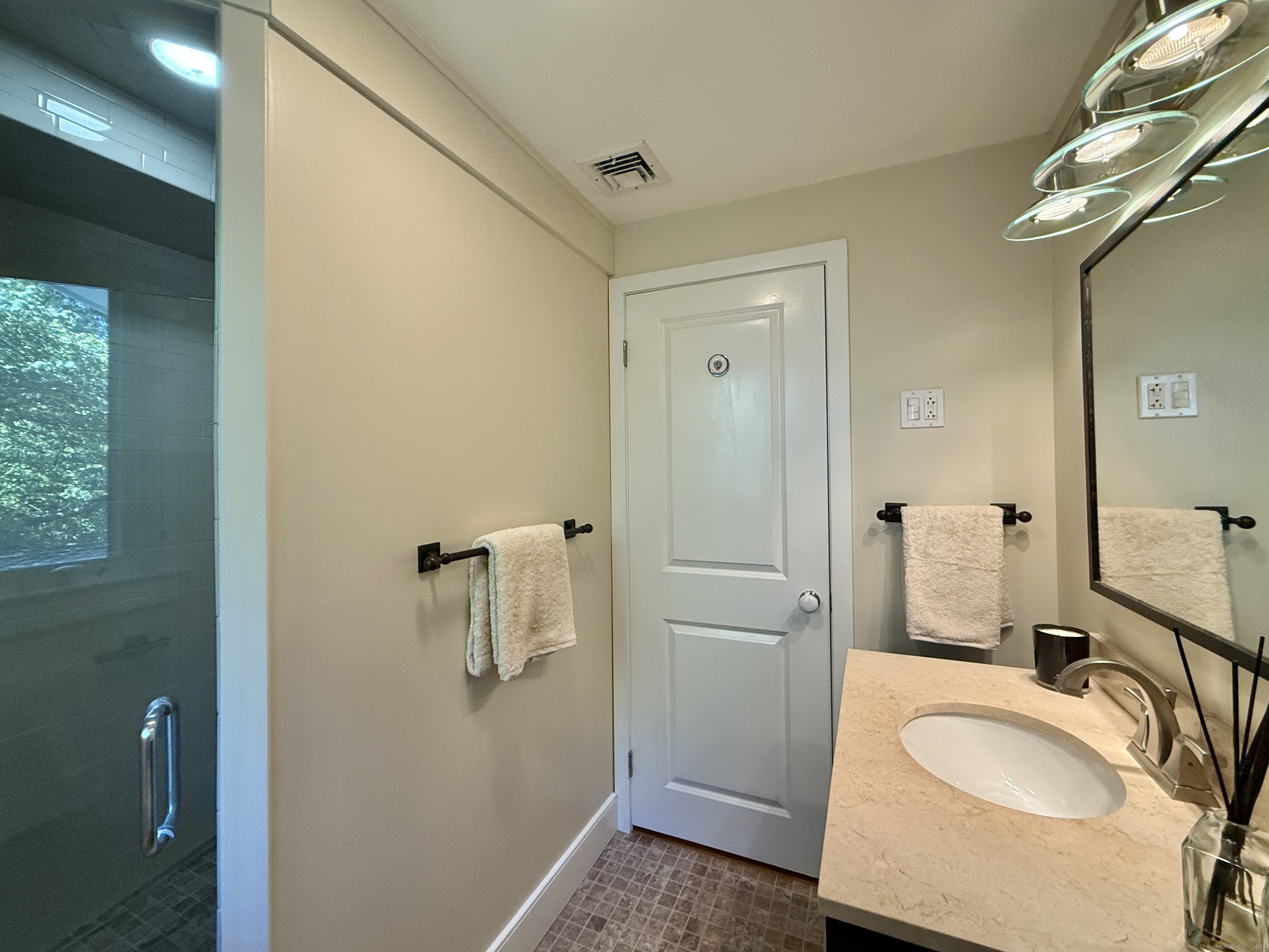 Norwalk, Connecticut 06853, United States, 3 Bedrooms Bedrooms, ,3 BathroomsBathrooms,Residential,Pending,205911