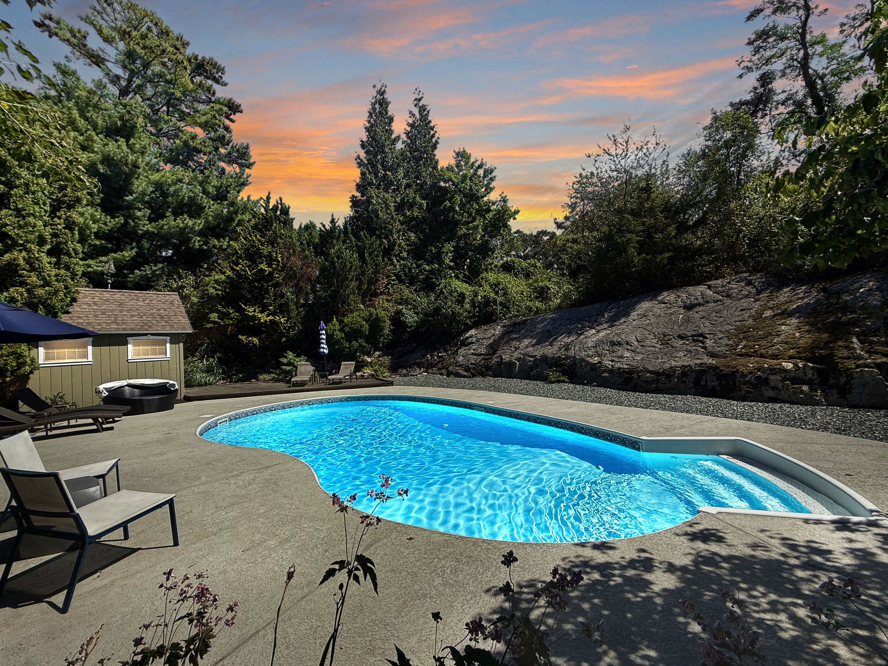 Norwalk, Connecticut 06853, United States, 3 Bedrooms Bedrooms, ,3 BathroomsBathrooms,Residential,Pending,205911