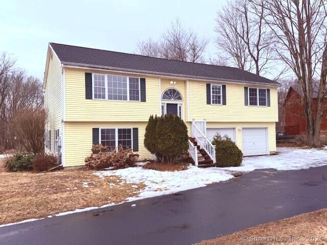 Pinney Street, Ellington, Connecticut - 3 Bedrooms  
3 Bathrooms  
7 Rooms - 