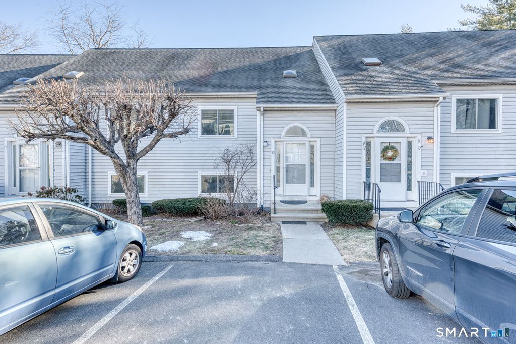 Photo of 10 Clubhouse Drive #10, Cromwell, CT 06416 (MLS # 24150001)