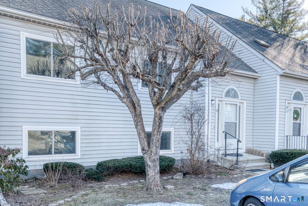 Photo of 10 Clubhouse Drive #10, Cromwell, CT 06416 (MLS # 24150001)