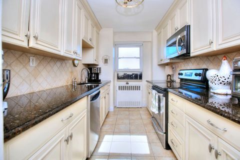 Tiny photo for 80 Cartright Street #8J, Bridgeport, CT 06604 (MLS # 24135952)