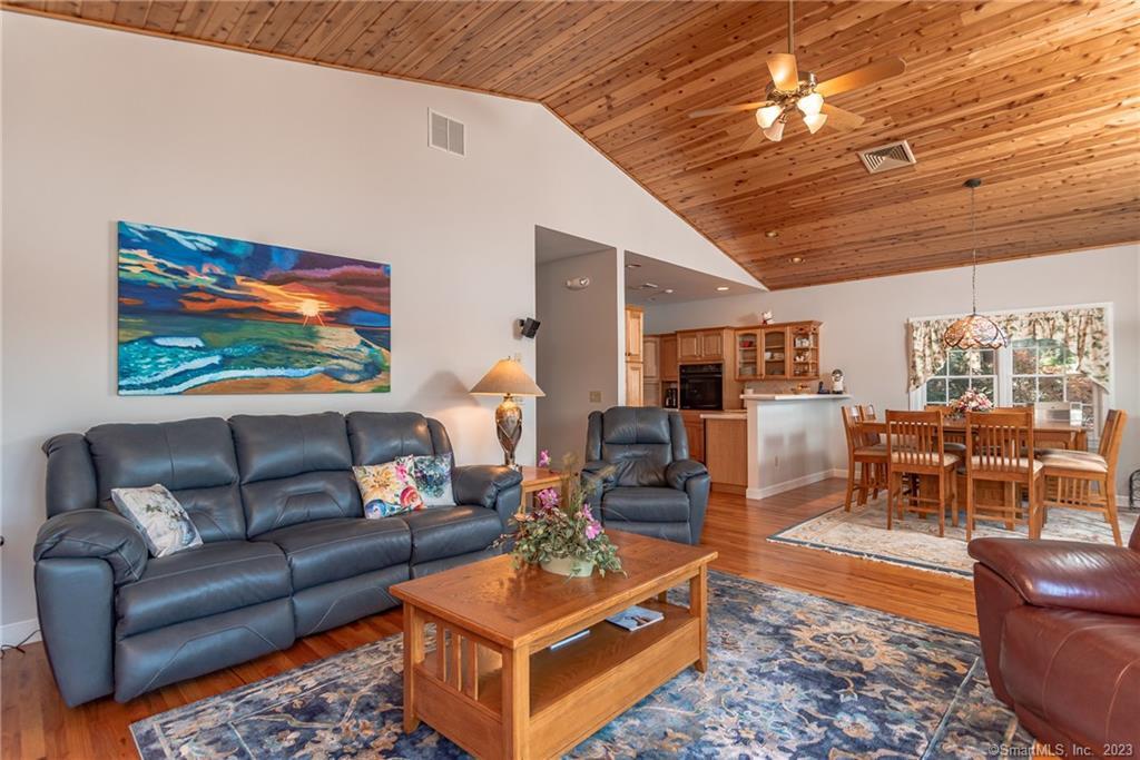 Killingly, Connecticut 06241, United States, 3 Bedrooms Bedrooms, ,2 BathroomsBathrooms,Residential,Active,237542