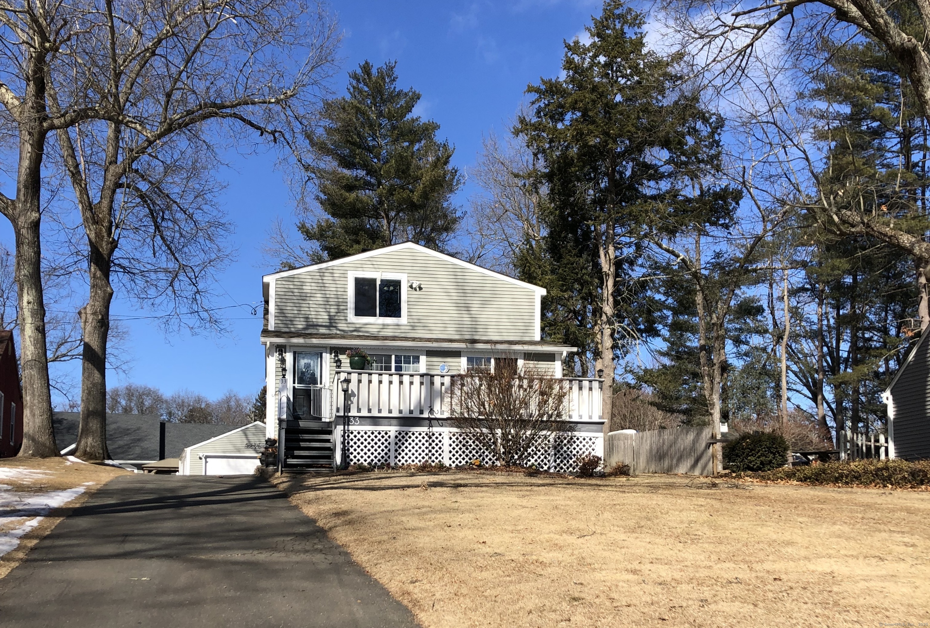 W Shore Drive, Enfield, Connecticut - 2 Bedrooms  
2 Bathrooms  
5 Rooms - 