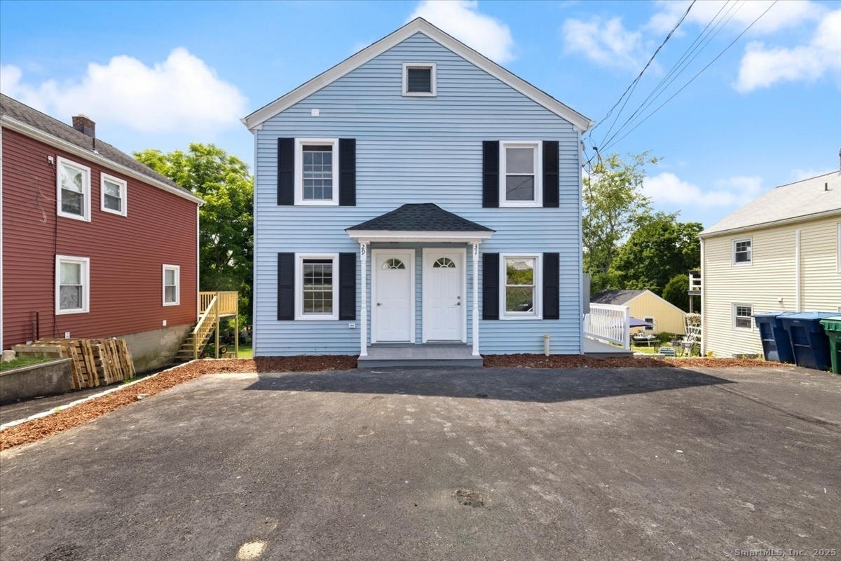 Olive Street, Waterford, Connecticut - 2 Bedrooms  
1 Bathrooms  
4 Rooms - 