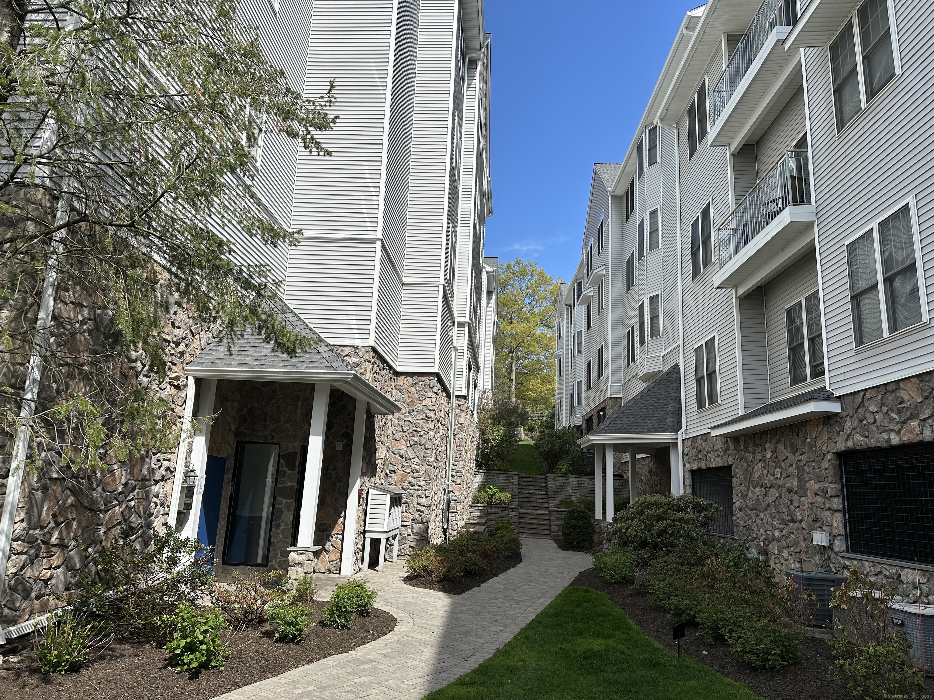 Property for Sale at Richards Avenue 2402, Norwalk, Connecticut - Bedrooms: 2 
Bathrooms: 2 
Rooms: 5  - $459,000