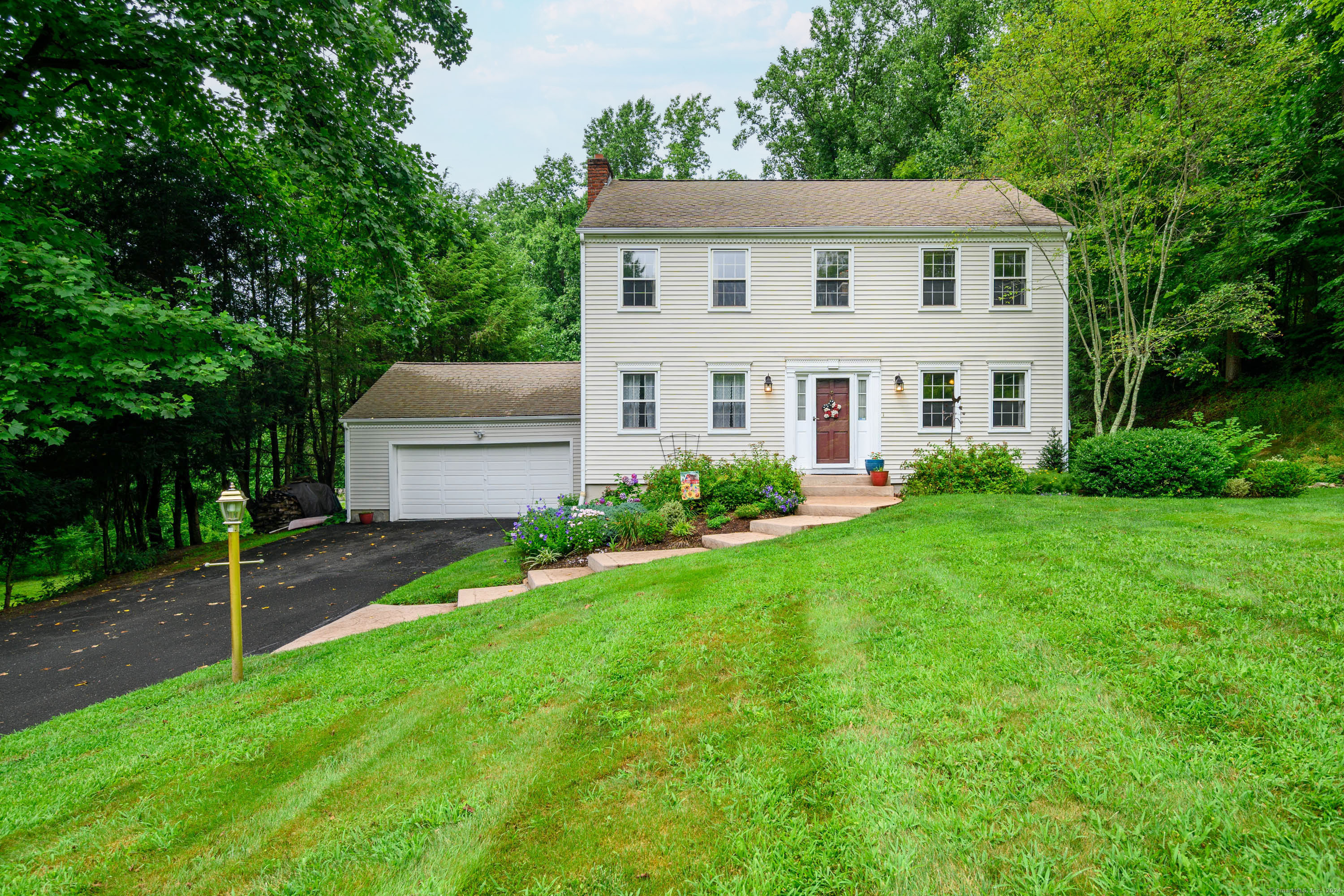 Property for Sale at 28 Highpoint Road, Woodbury, Connecticut - Bedrooms: 3 
Bathrooms: 3 
Rooms: 7  - $599,000