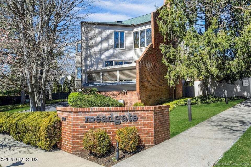 101 Lewis Street E