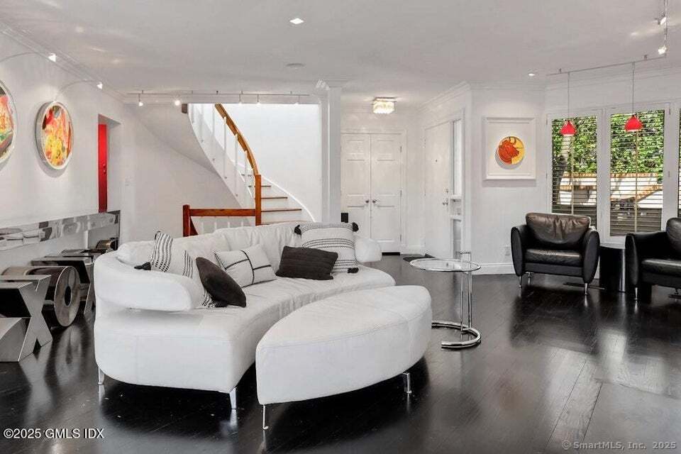 101 Lewis Street E