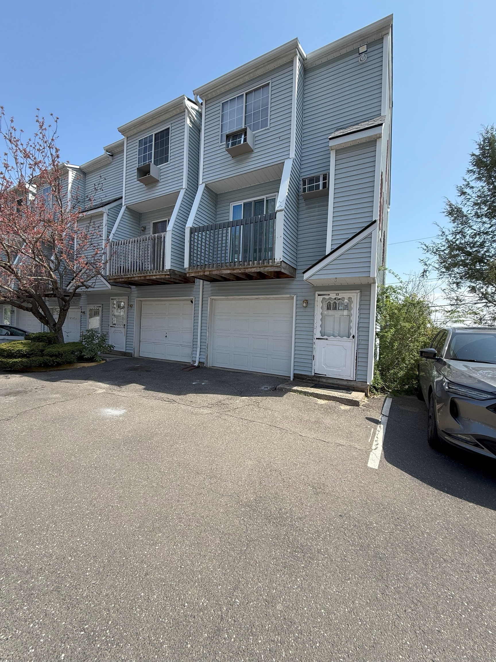 Congress Avenue Apt 13, Waterbury, Connecticut - 2 Bedrooms  
2 Bathrooms  
5 Rooms - 