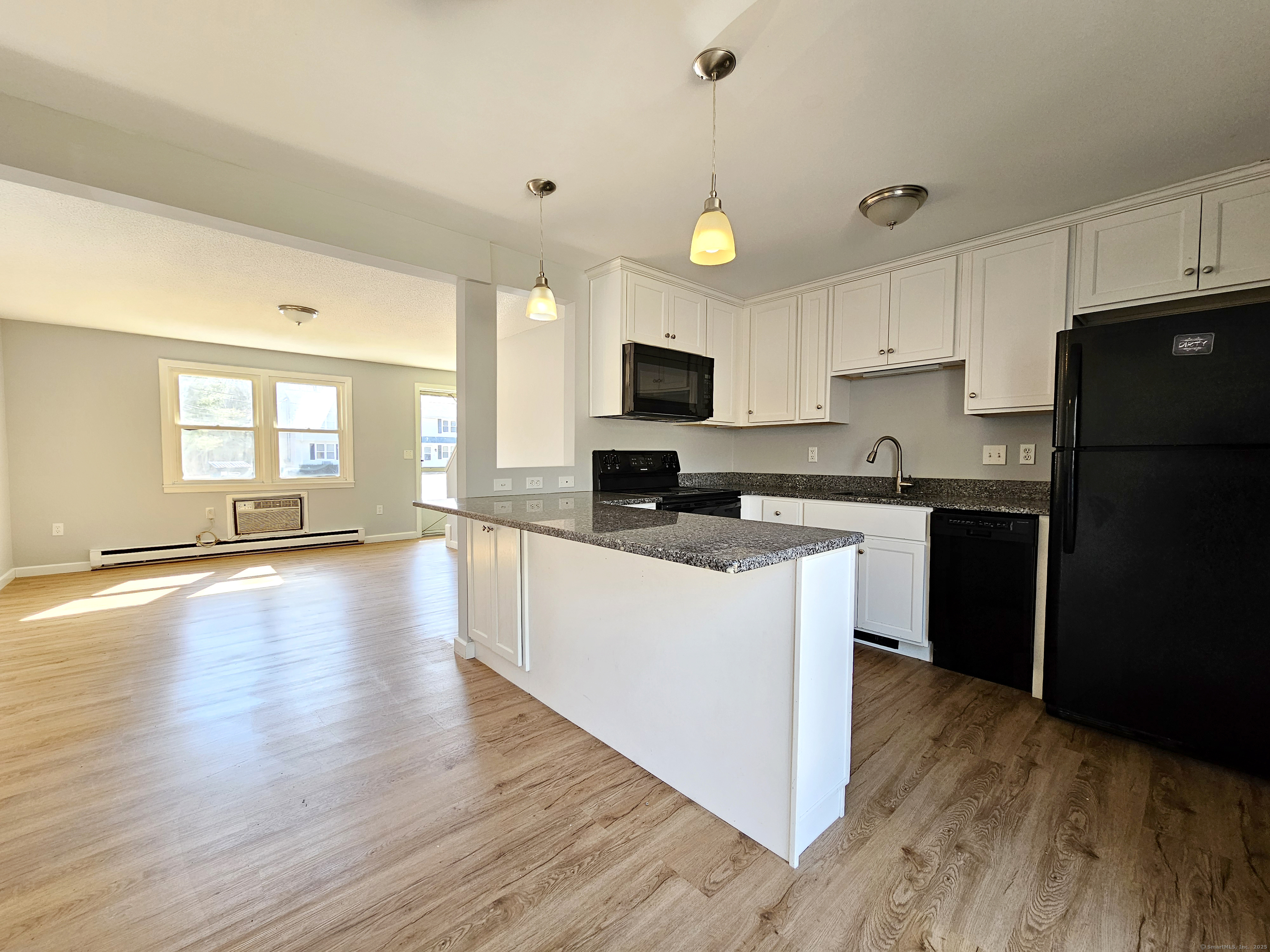 Woodstock, Connecticut 06281, United States, 2 Bedrooms Bedrooms, ,1 BathroomBathrooms,Residential,Pending,89568