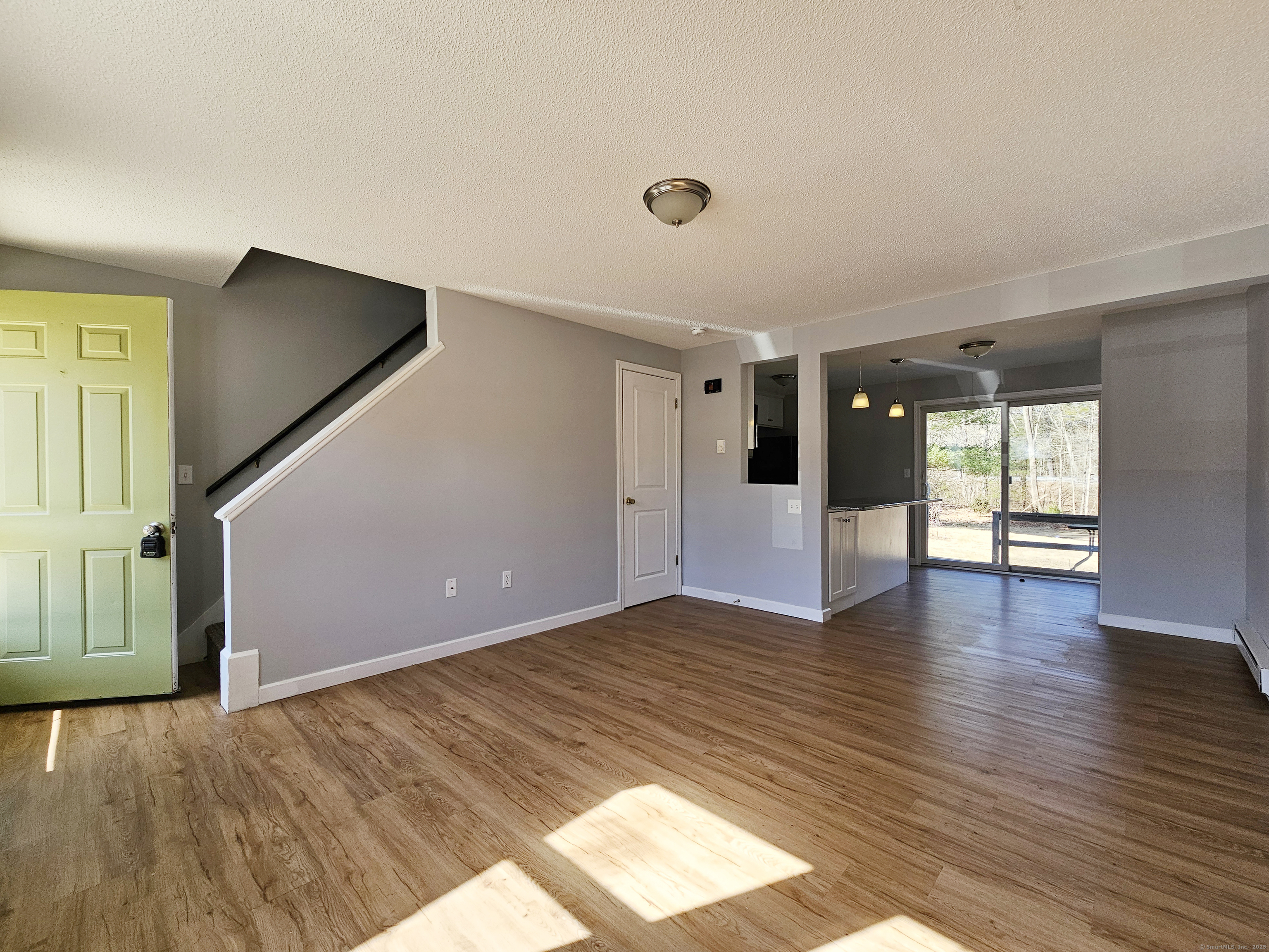 Woodstock, Connecticut 06281, United States, 2 Bedrooms Bedrooms, ,1 BathroomBathrooms,Residential,Pending,89568