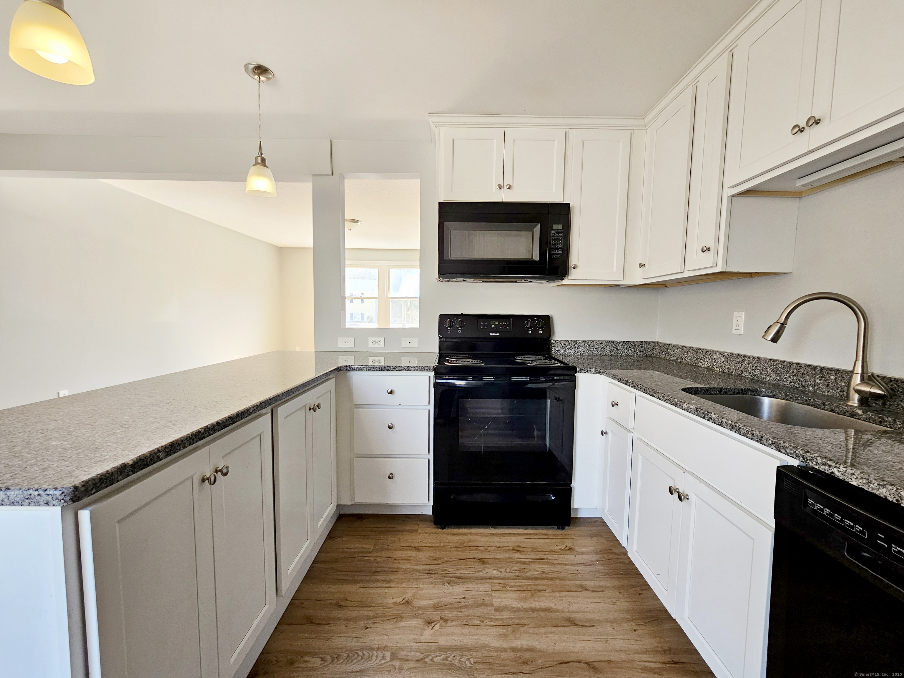 Woodstock, Connecticut 06281, United States, 2 Bedrooms Bedrooms, ,1 BathroomBathrooms,Residential,Pending,89568