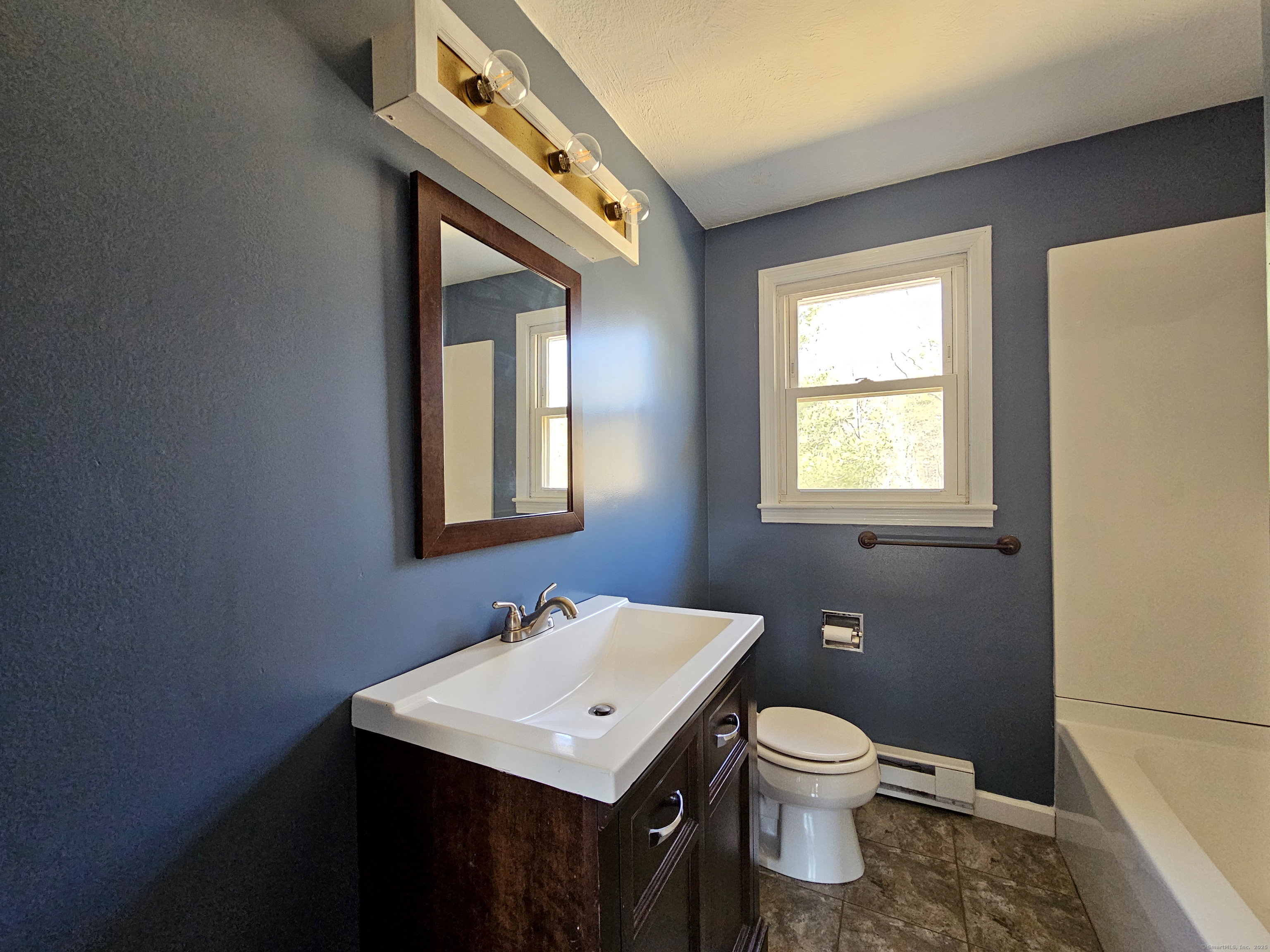 Woodstock, Connecticut 06281, United States, 2 Bedrooms Bedrooms, ,1 BathroomBathrooms,Residential,Pending,89568