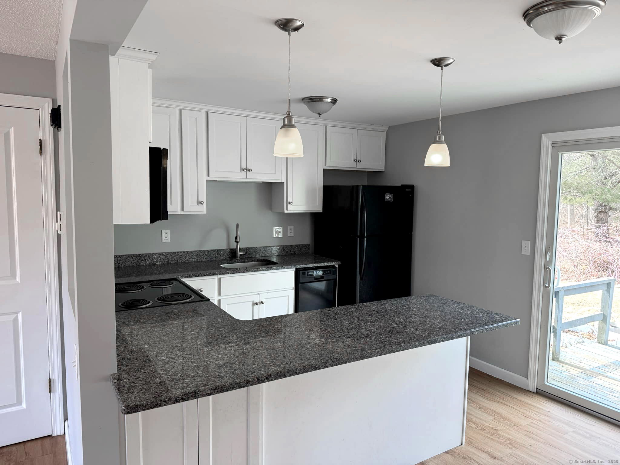 Woodstock, Connecticut 06281, United States, 2 Bedrooms Bedrooms, ,1 BathroomBathrooms,Residential,Pending,89568