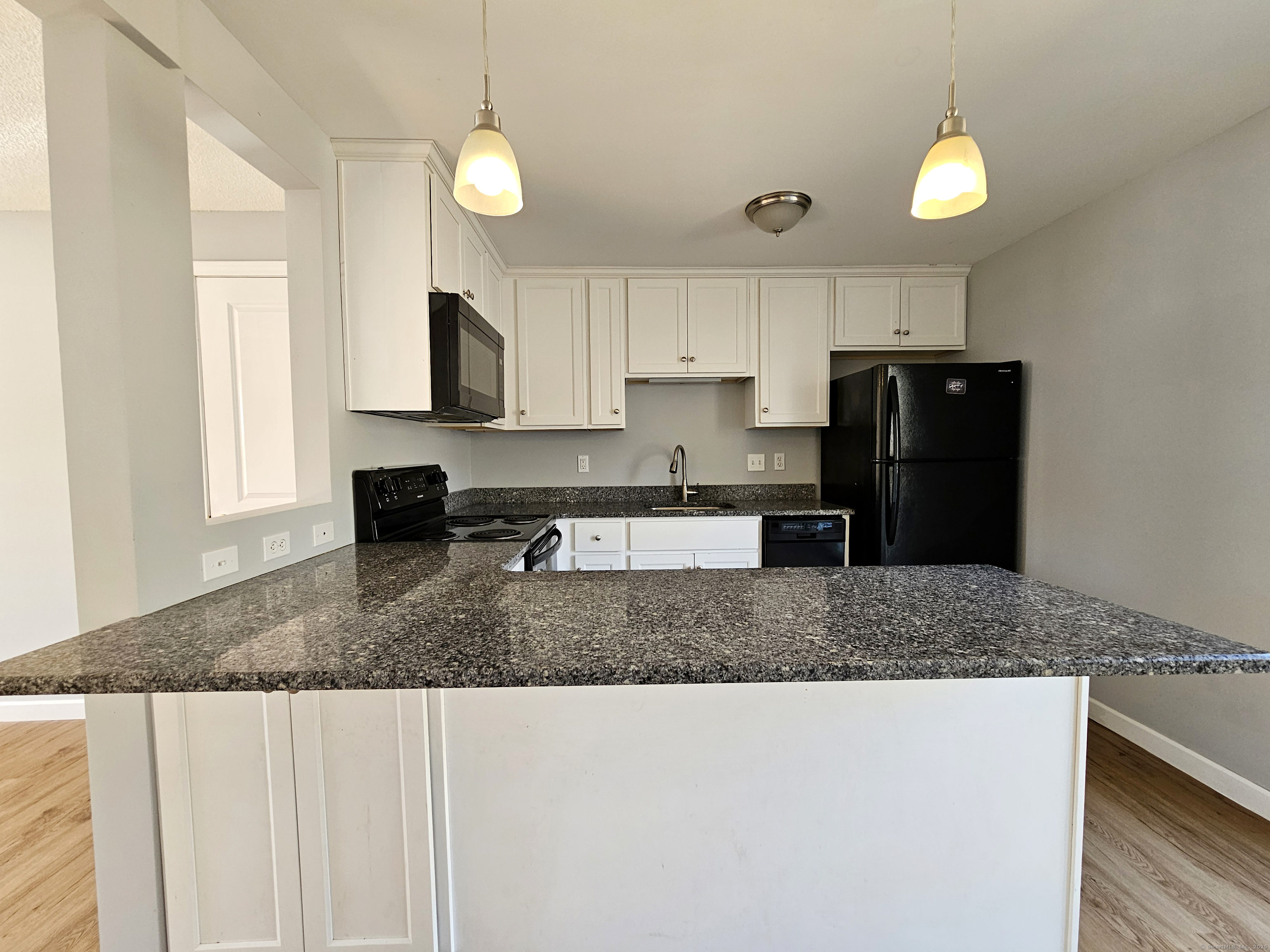 Woodstock, Connecticut 06281, United States, 2 Bedrooms Bedrooms, ,1 BathroomBathrooms,Residential,Pending,89568