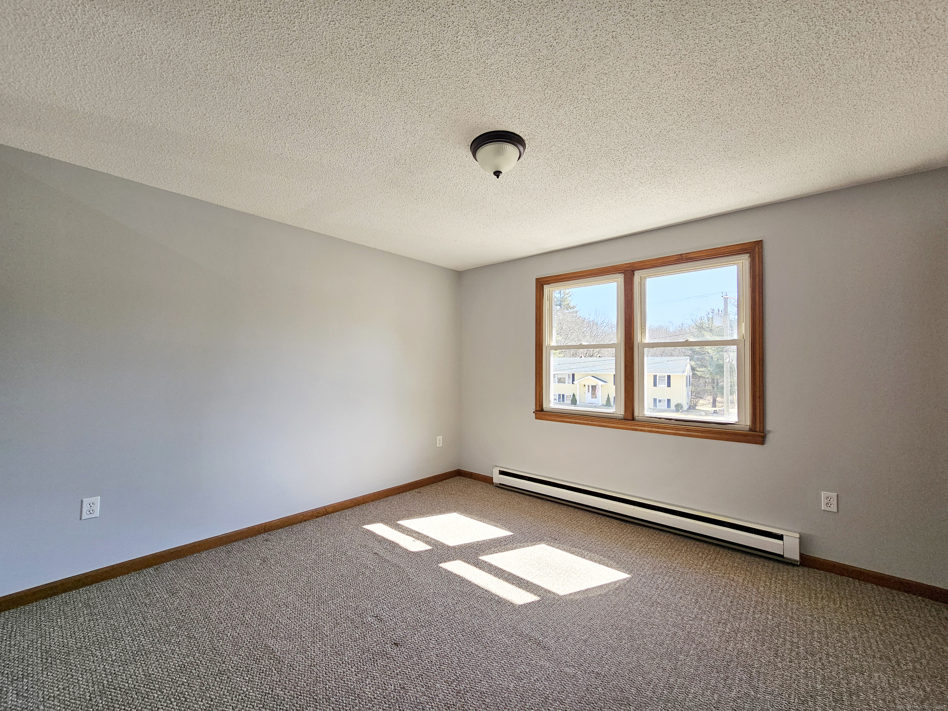 Woodstock, Connecticut 06281, United States, 2 Bedrooms Bedrooms, ,1 BathroomBathrooms,Residential,Pending,89568