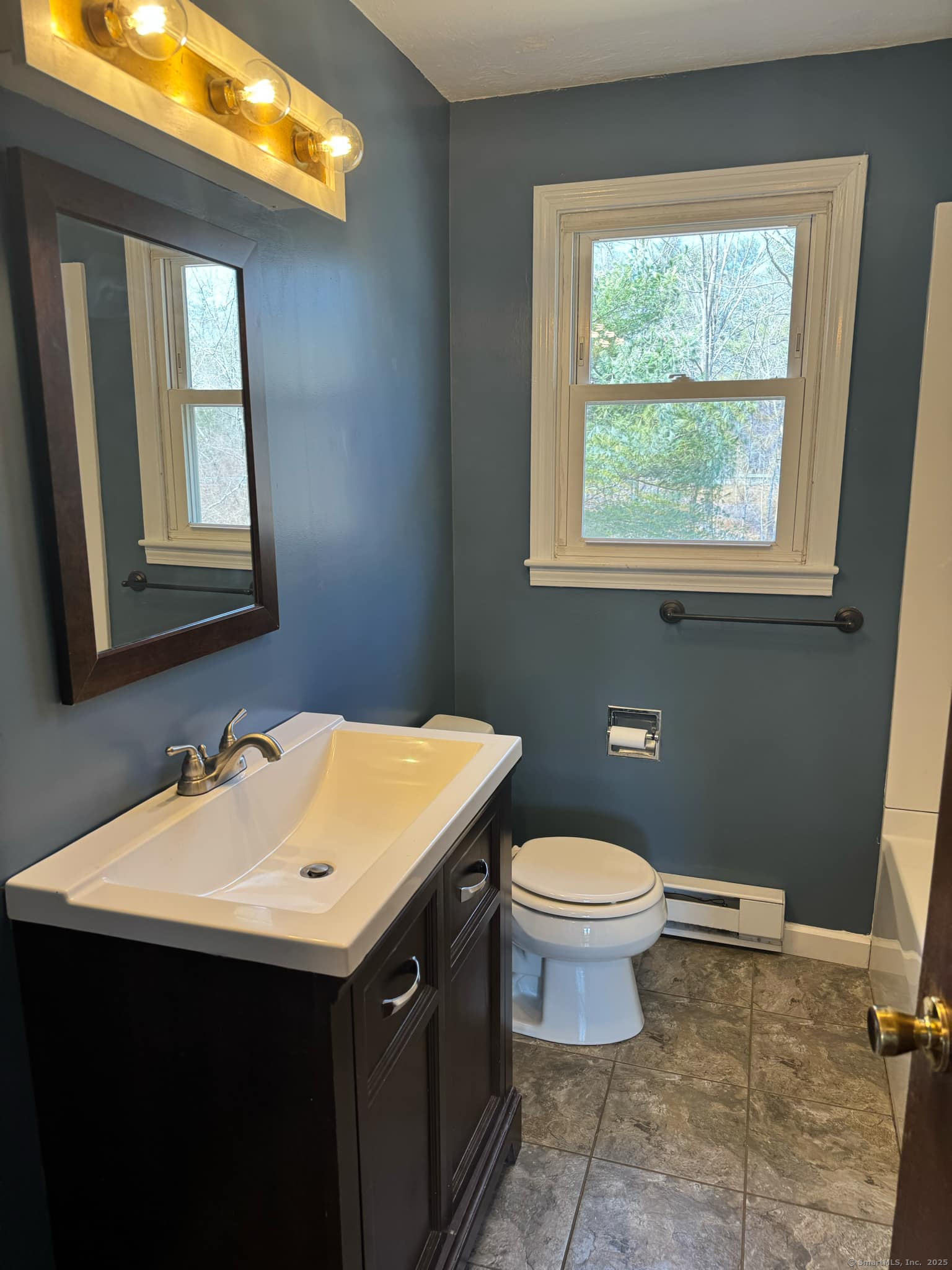 Woodstock, Connecticut 06281, United States, 2 Bedrooms Bedrooms, ,1 BathroomBathrooms,Residential,Pending,89568