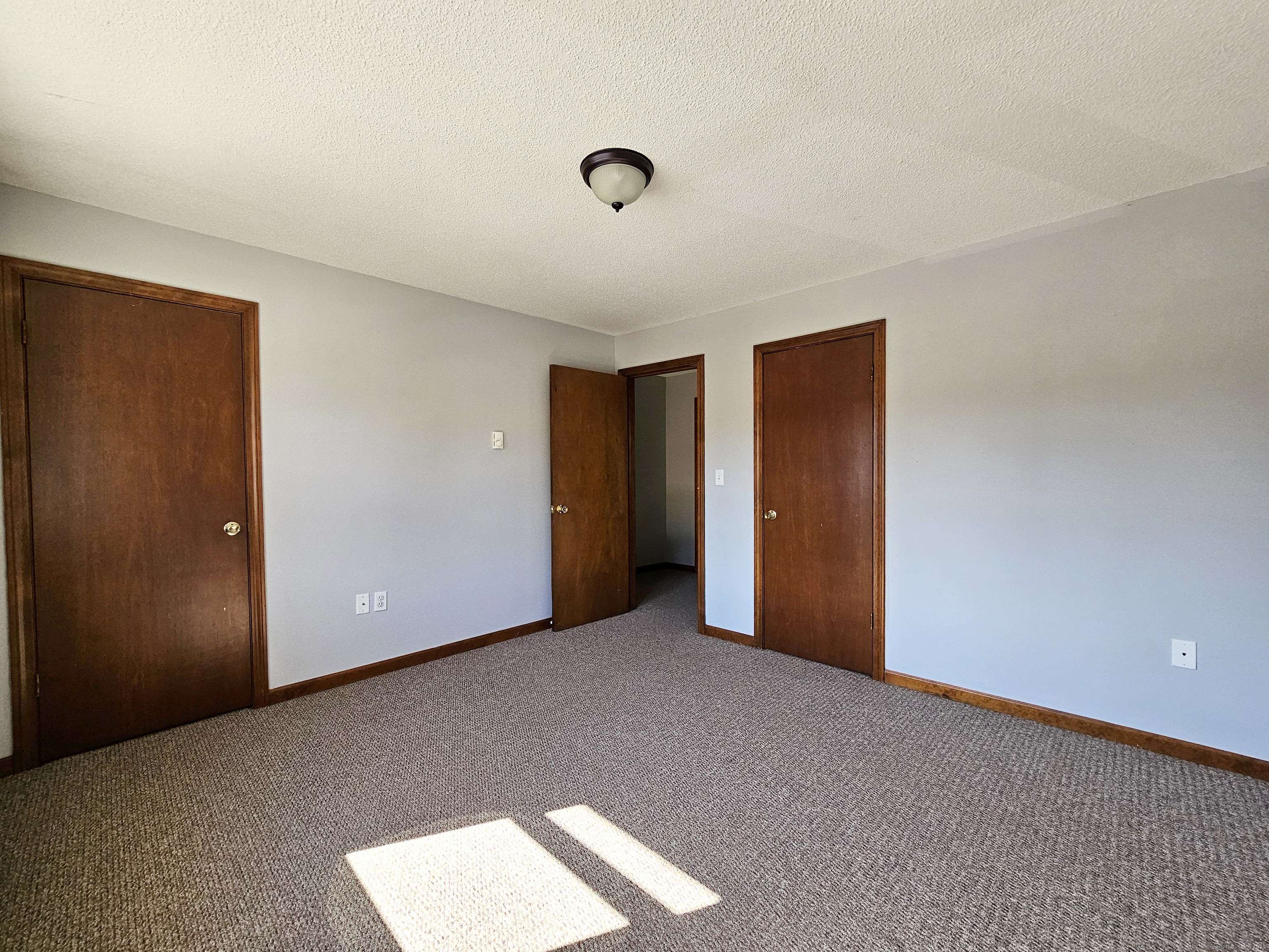 Woodstock, Connecticut 06281, United States, 2 Bedrooms Bedrooms, ,1 BathroomBathrooms,Residential,Pending,89568