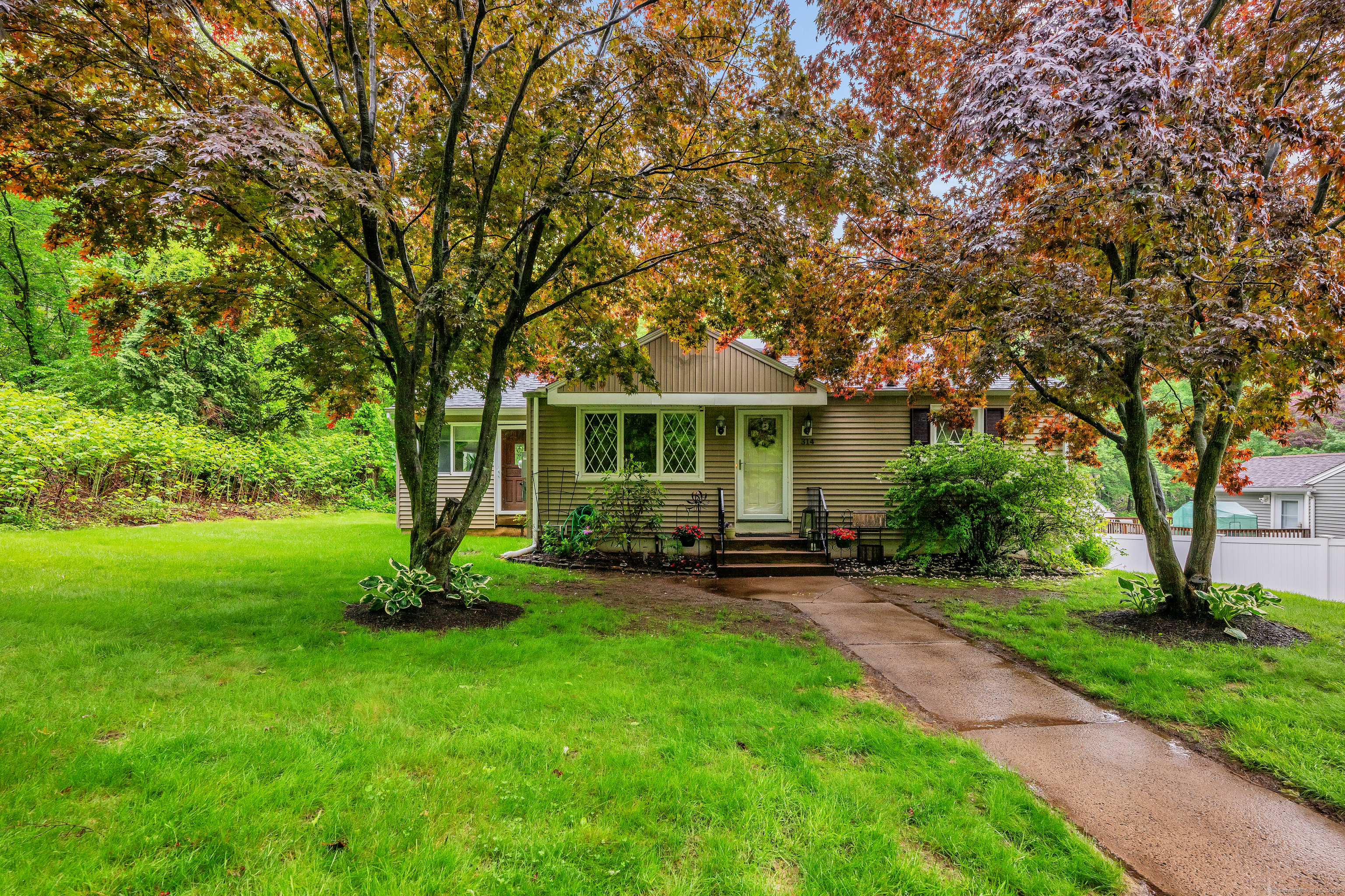 Old Wolcott Road, Bristol, Connecticut - 2 Bedrooms  
1 Bathrooms  
5 Rooms - 