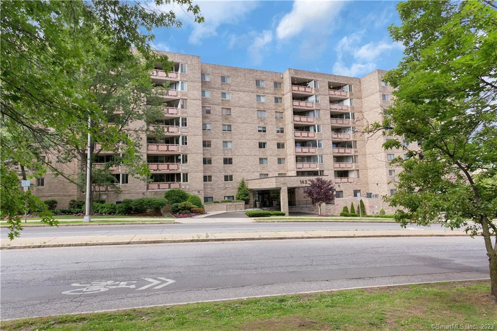 Property for Sale at 143 Hoyt Street 4M, Stamford, Connecticut - Bedrooms: 1 
Bathrooms: 1.5 
Rooms: 3  - $330,000