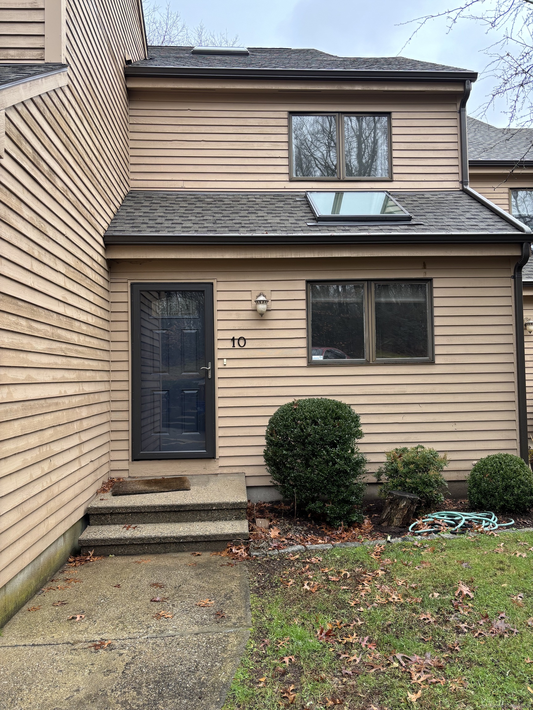 Rental Property at 103 W Main Street Apt 10, East Lyme, Connecticut - Bedrooms: 2 
Bathrooms: 3 
Rooms: 5  - $2,300 MO.