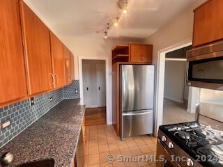 Stamford, Connecticut 06901, United States, 2 Bedrooms Bedrooms, ,1 BathroomBathrooms,Residential,Pending,22663