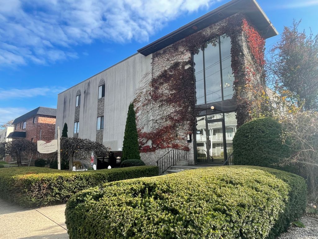 Photo of 697 Cove Road #APT 1E, Stamford, CT 06902 (MLS # 24141716)