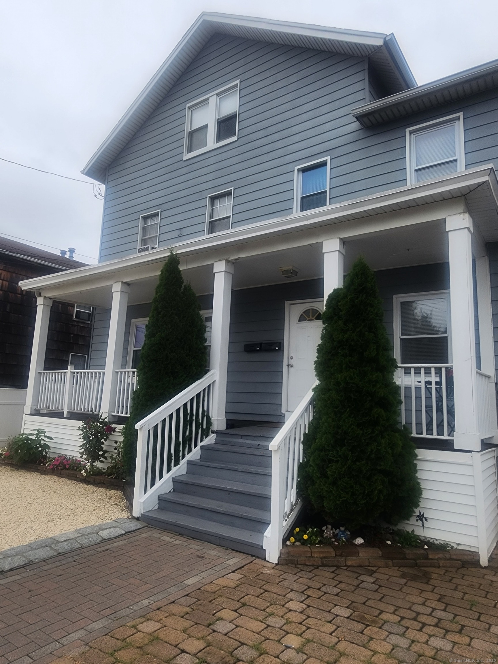 Kossuth Street 1, Bridgeport, Connecticut - 3 Bedrooms  
2 Bathrooms  
6 Rooms - 