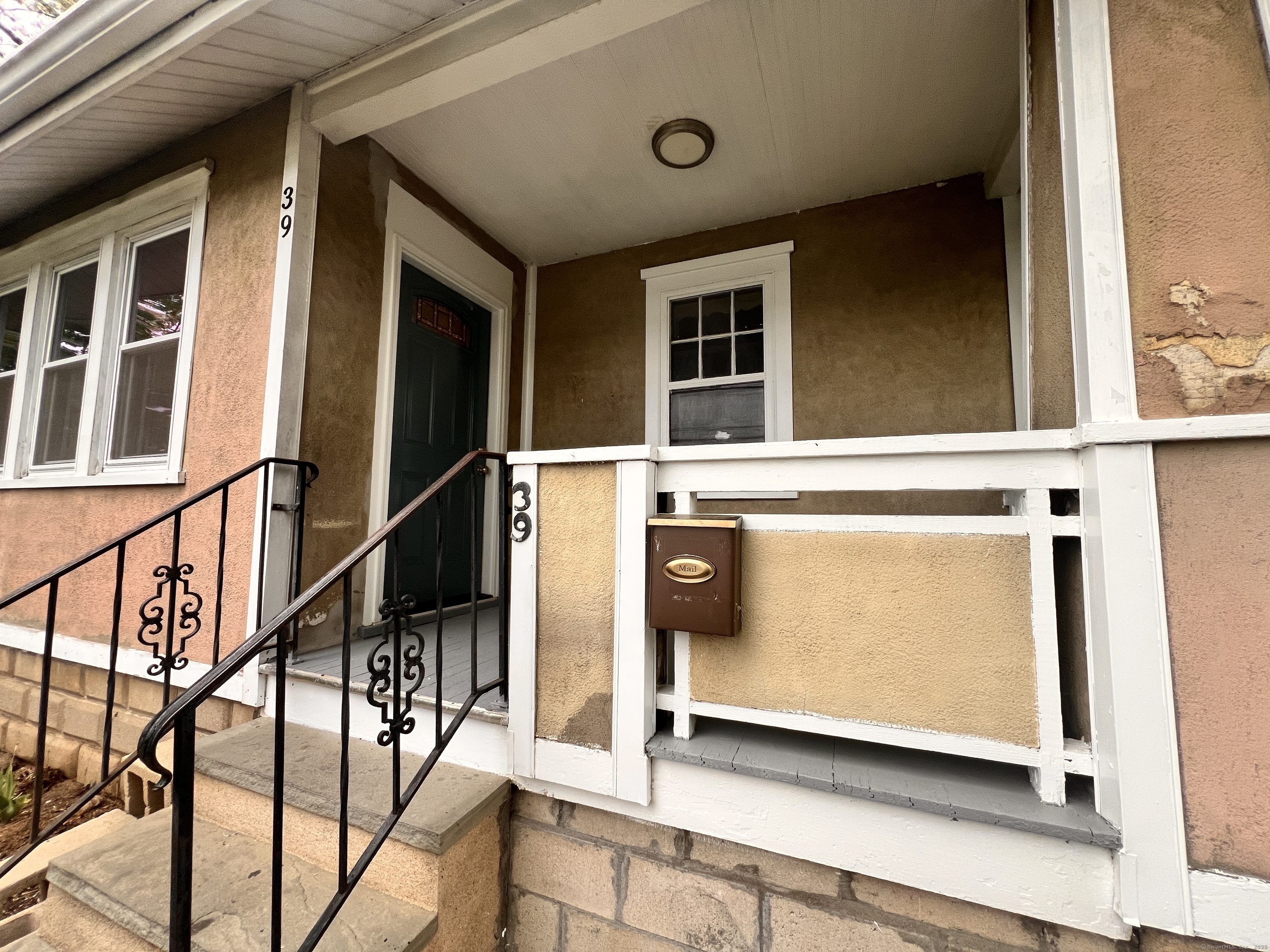 Rental Property at Ferris Avenue, Stamford, Connecticut - Bedrooms: 3 
Bathrooms: 2 
Rooms: 7  - $4,200 MO.