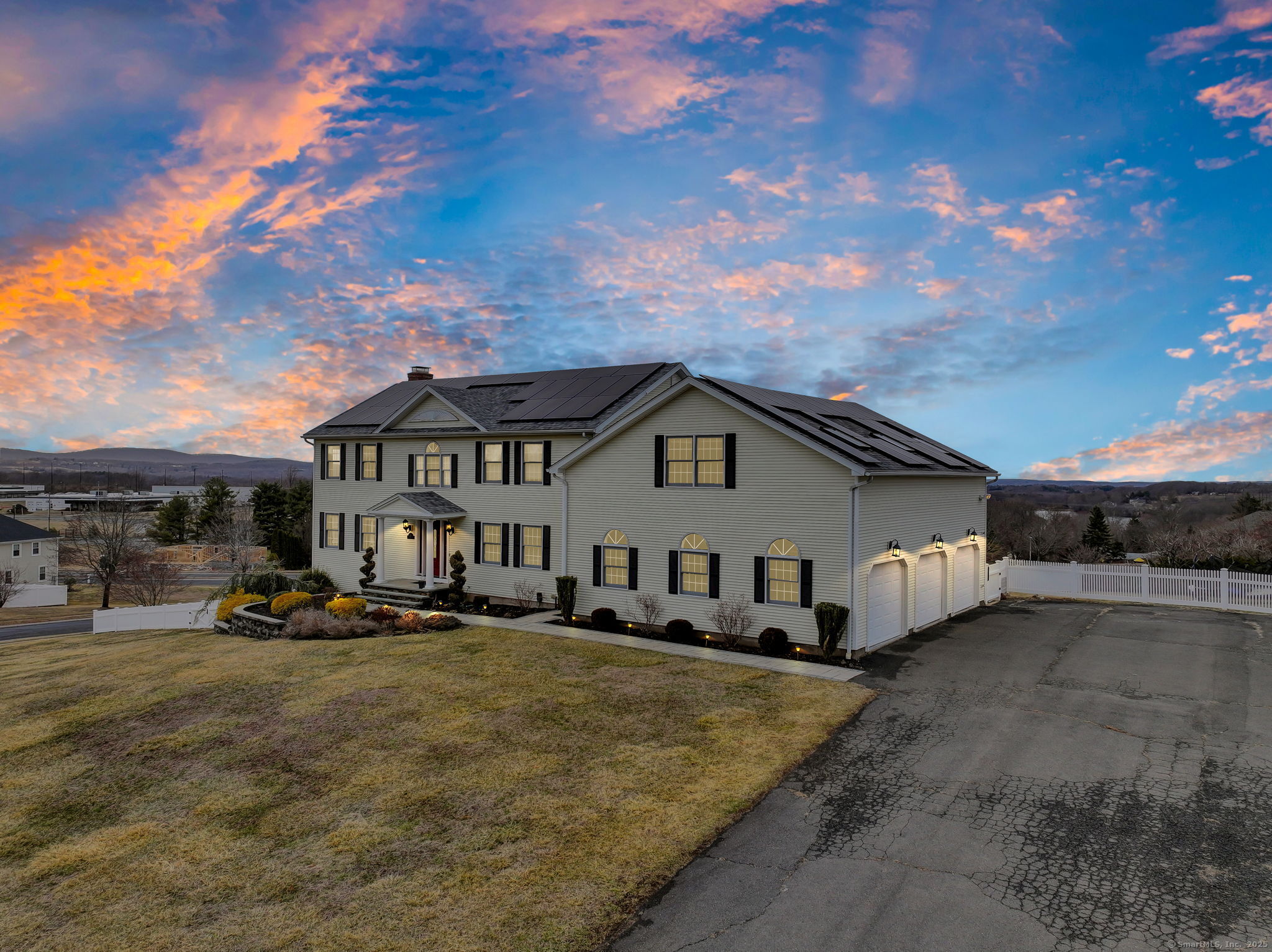Watch Hill Drive, Middletown, Connecticut - 3 Bedrooms  
3 Bathrooms  
9 Rooms - 