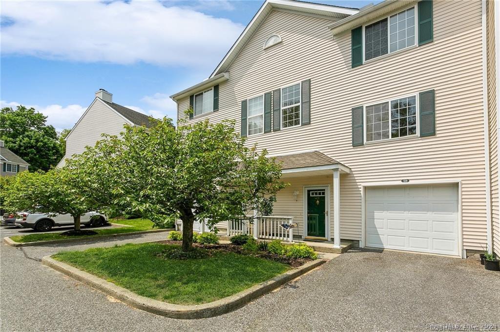 South Street 58, Danbury, Connecticut - 2 Bedrooms  
2 Bathrooms  
5 Rooms - 