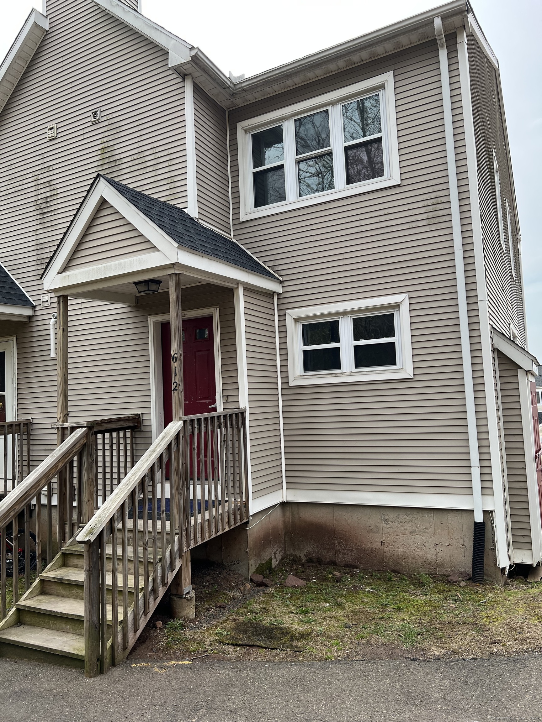 Russo Avenue 612, East Haven, Connecticut - 2 Bedrooms  
2 Bathrooms  
5 Rooms - 