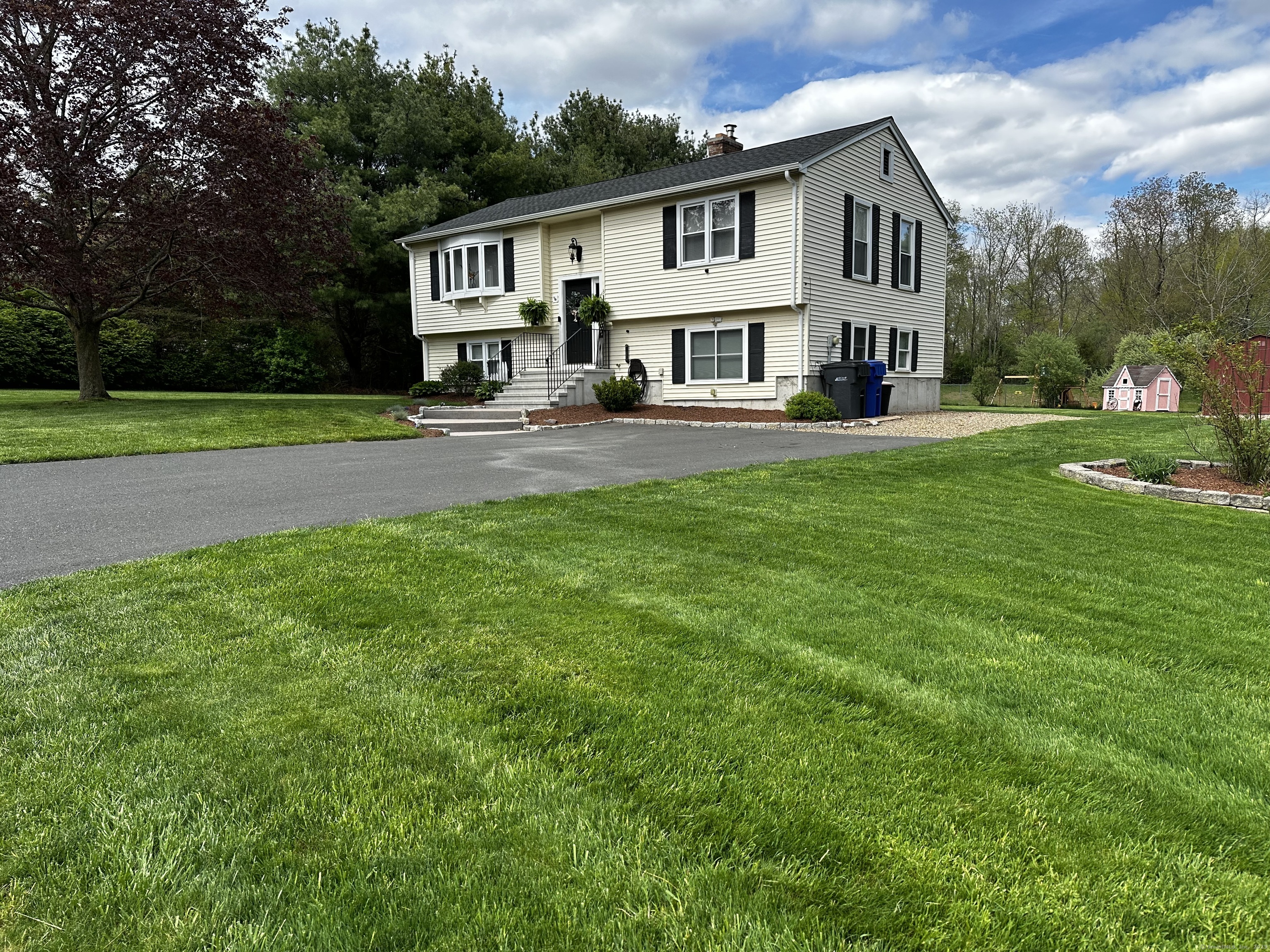 Sprucewood Drive, Ellington, Connecticut - 3 Bedrooms  
2 Bathrooms  
6 Rooms - 